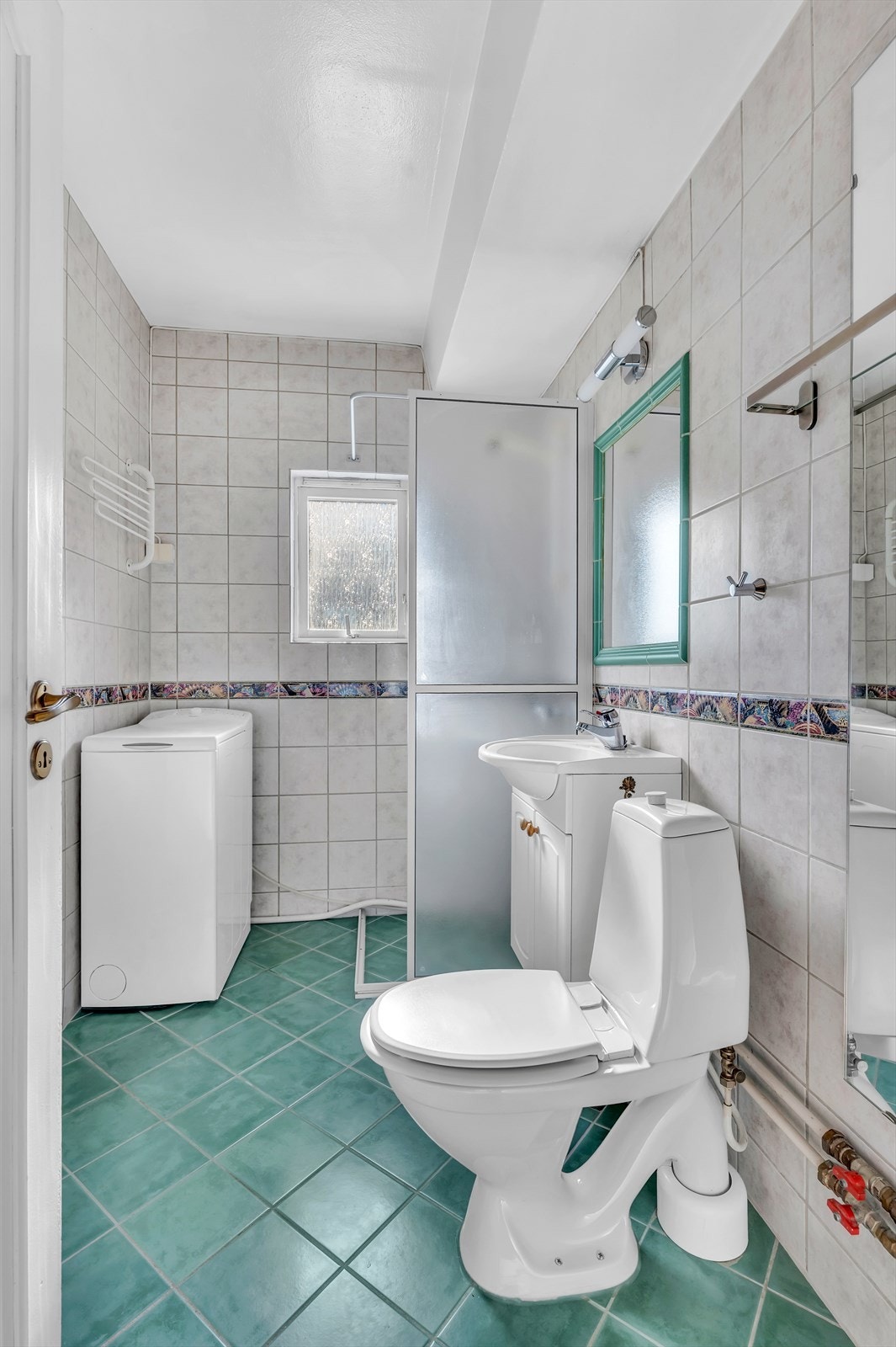 Det er også satt inn et gulvstående toalett. Galleribilde