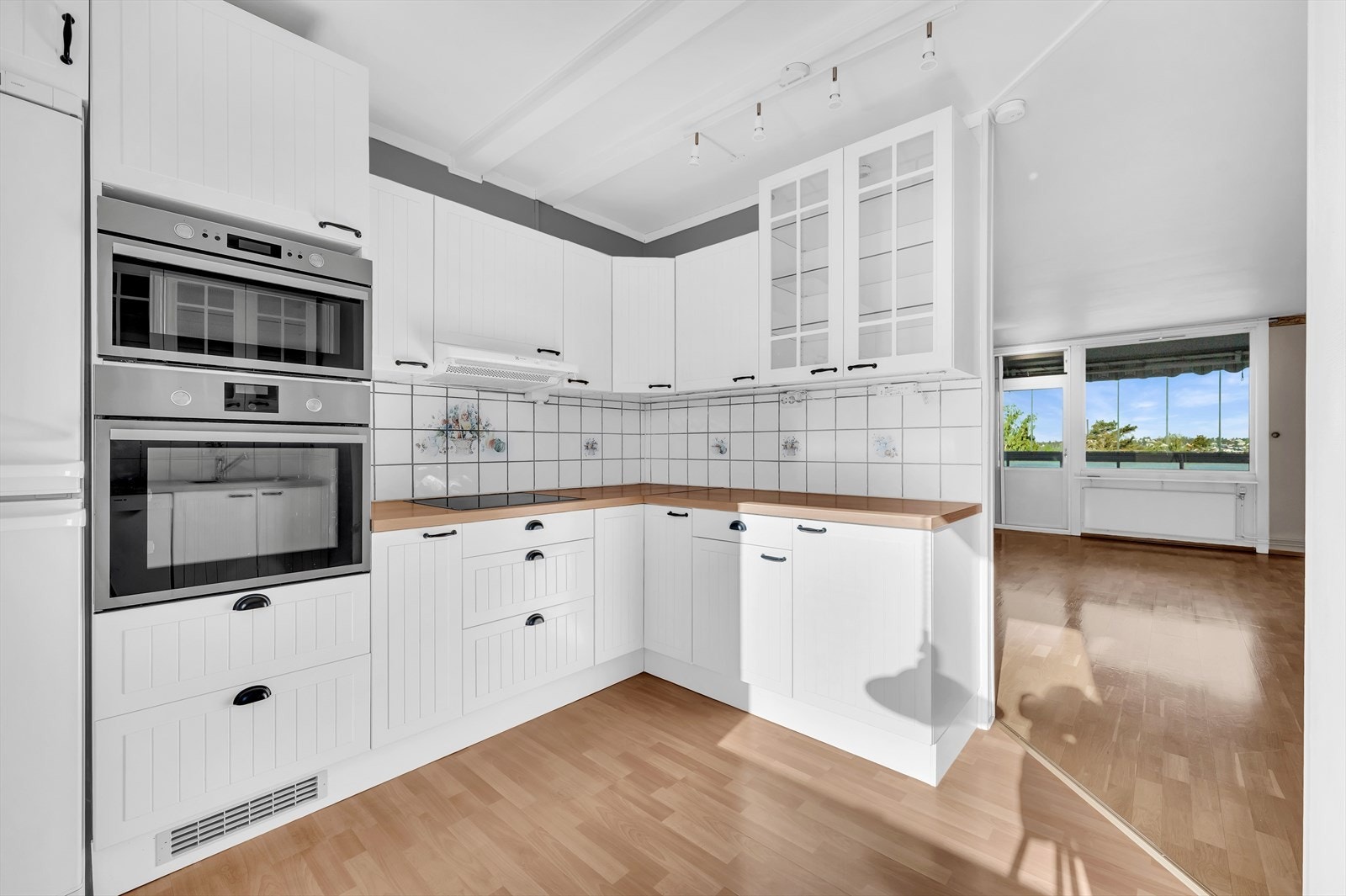 Det er satt inn en Ikea-innredning, hvor skapene har profilerte, fabrikklakkerte fronter. Galleribilde