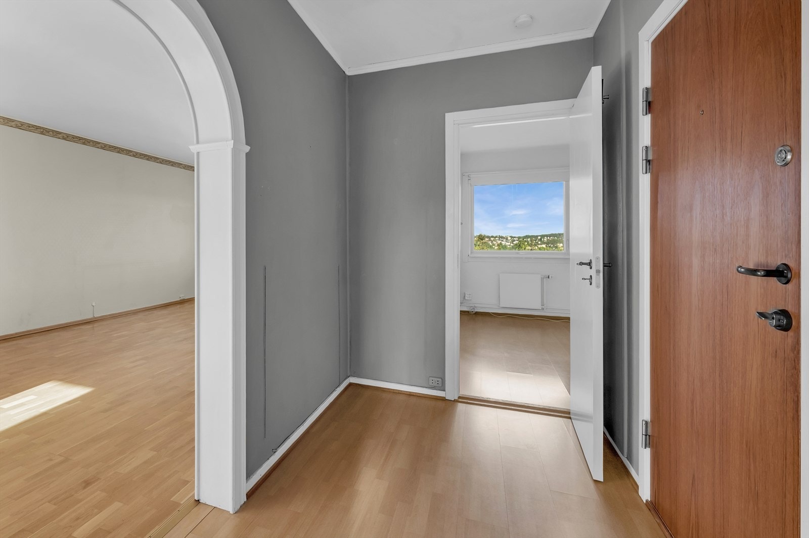 Velkommen inn! Leiligheten har en romslig entré, med god plass til å henge fra seg yttertøy og sette fra seg sko. Galleribilde