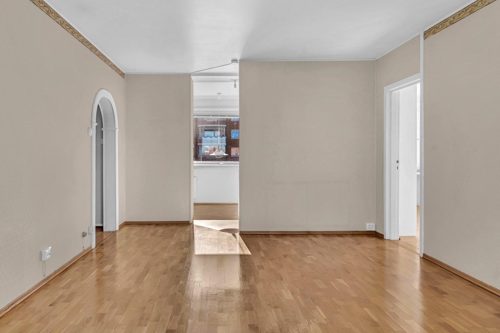 Det er delvis åpen løsning inn mot kjøkkenet. Galleribilde