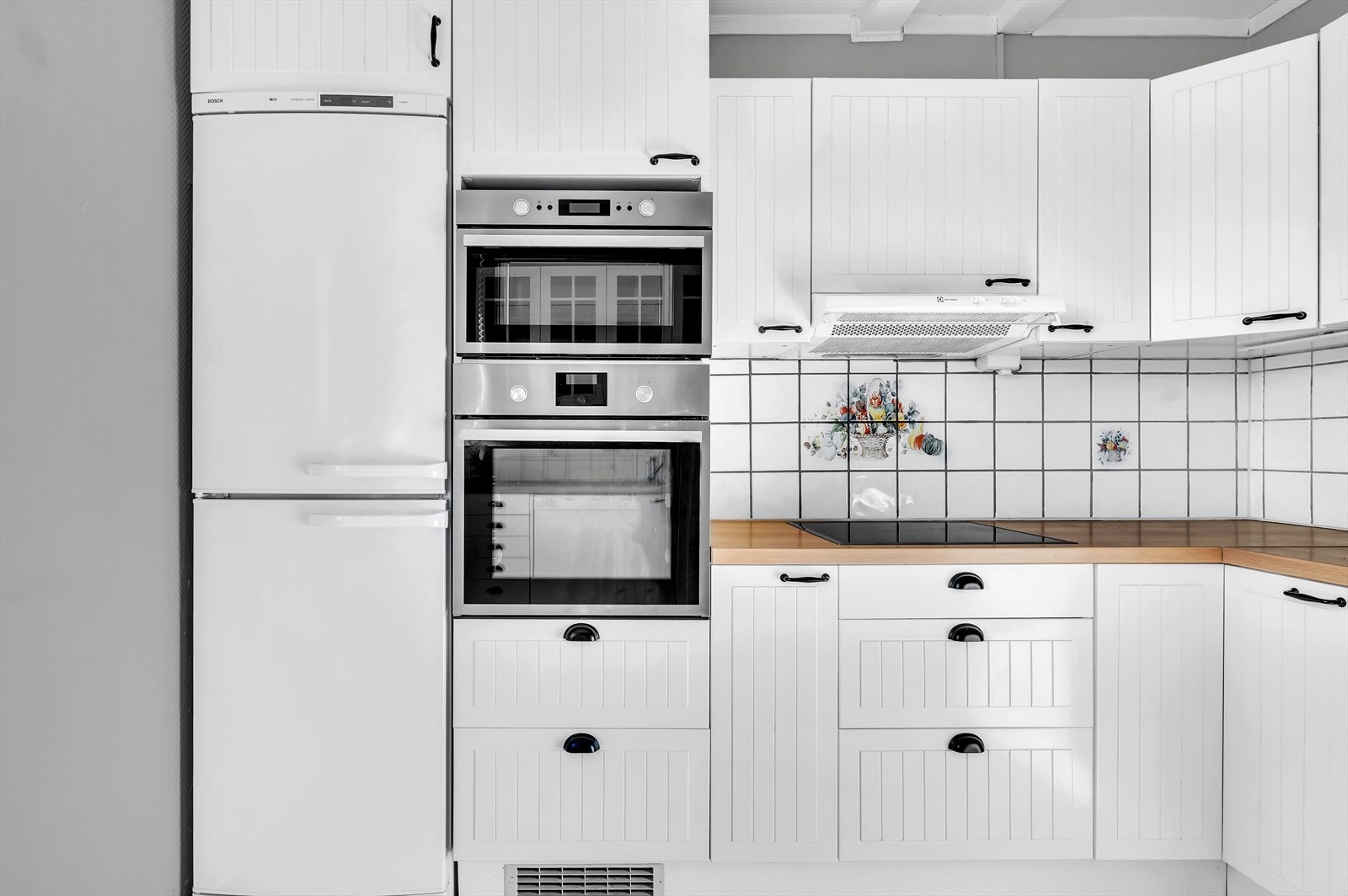 Kjøkkenet har opplegg for frittstående oppvaskmaskin (smal variant), ettgreps kran, platetopp, stekeovn og frittstående kjøl/fryseskap. Galleribilde