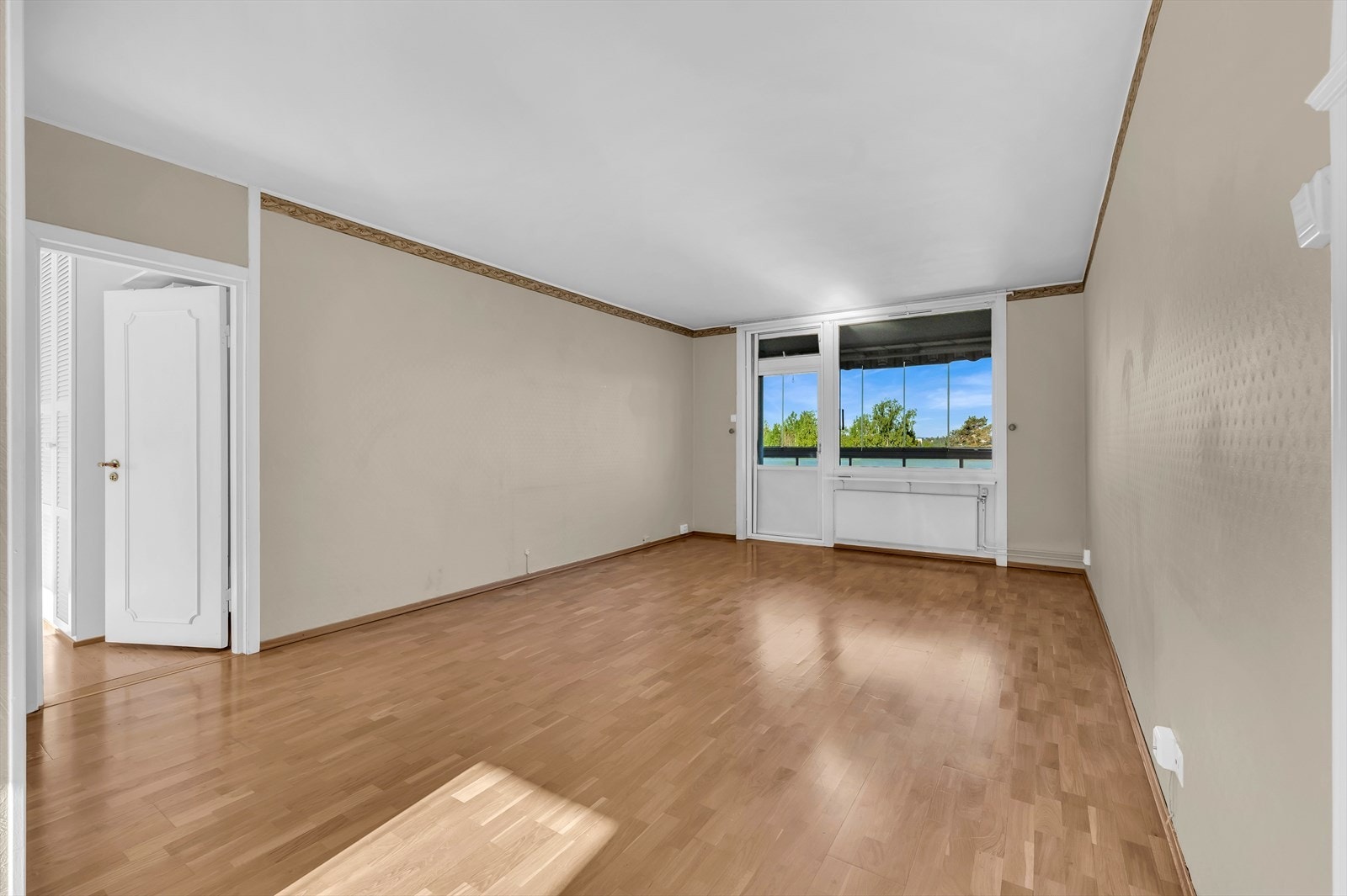 Videre er det utgang til en herlig innglasset balkong. Galleribilde