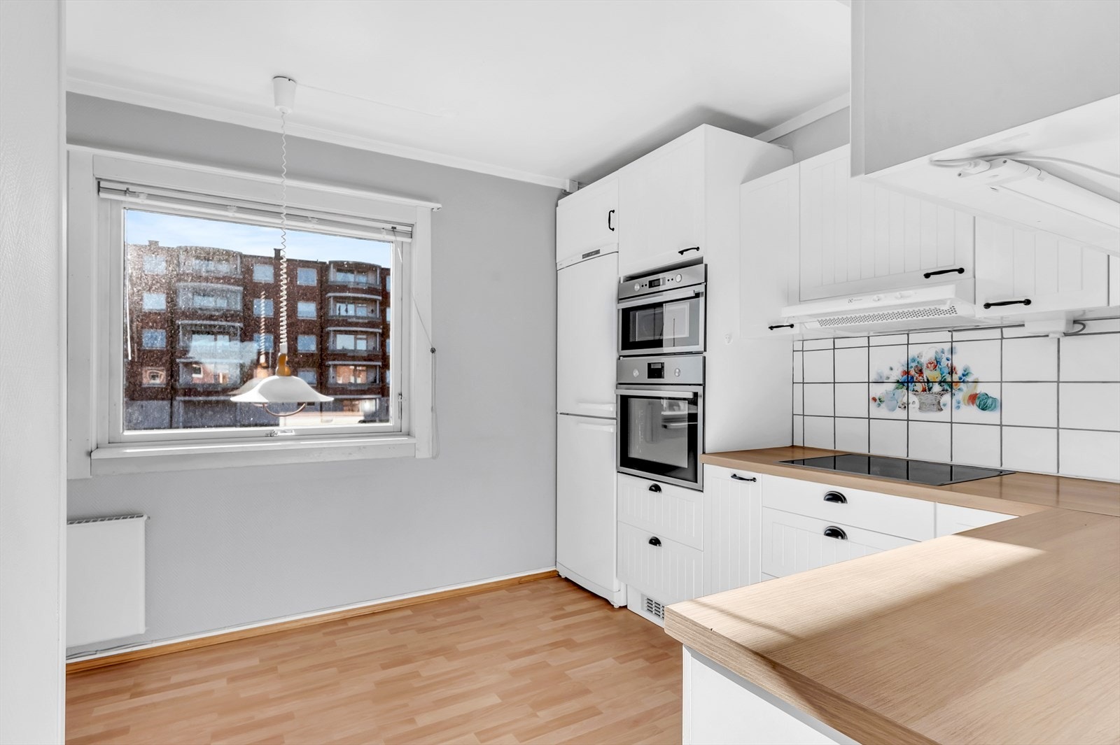 Kjøkkenet har åpning inn fra stuen, og byr på rikelig med benk- og skapplass. Galleribilde