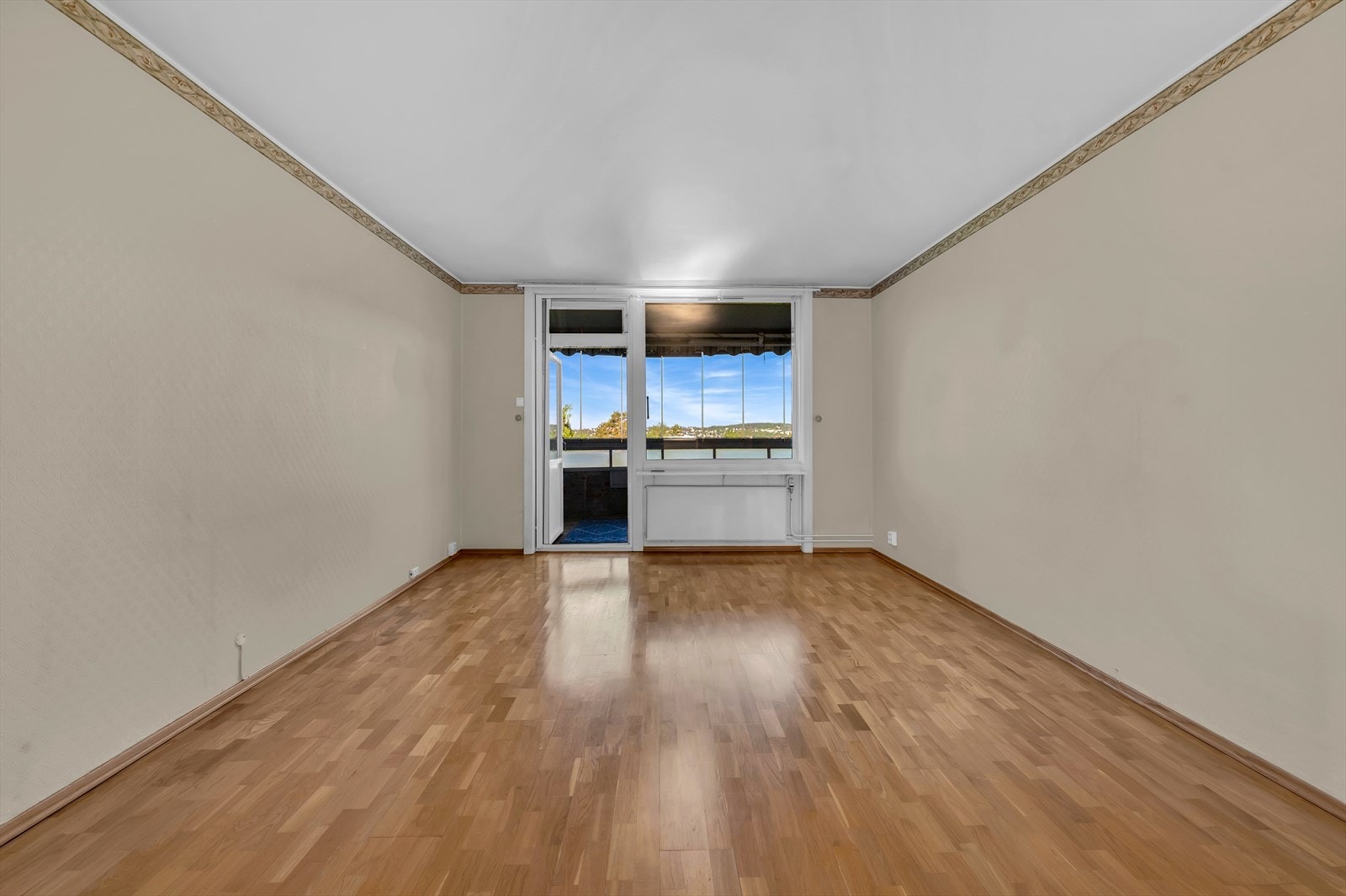 Stuen er av svært fin størrelse, og byr på flere innredningsmuligheter. Galleribilde