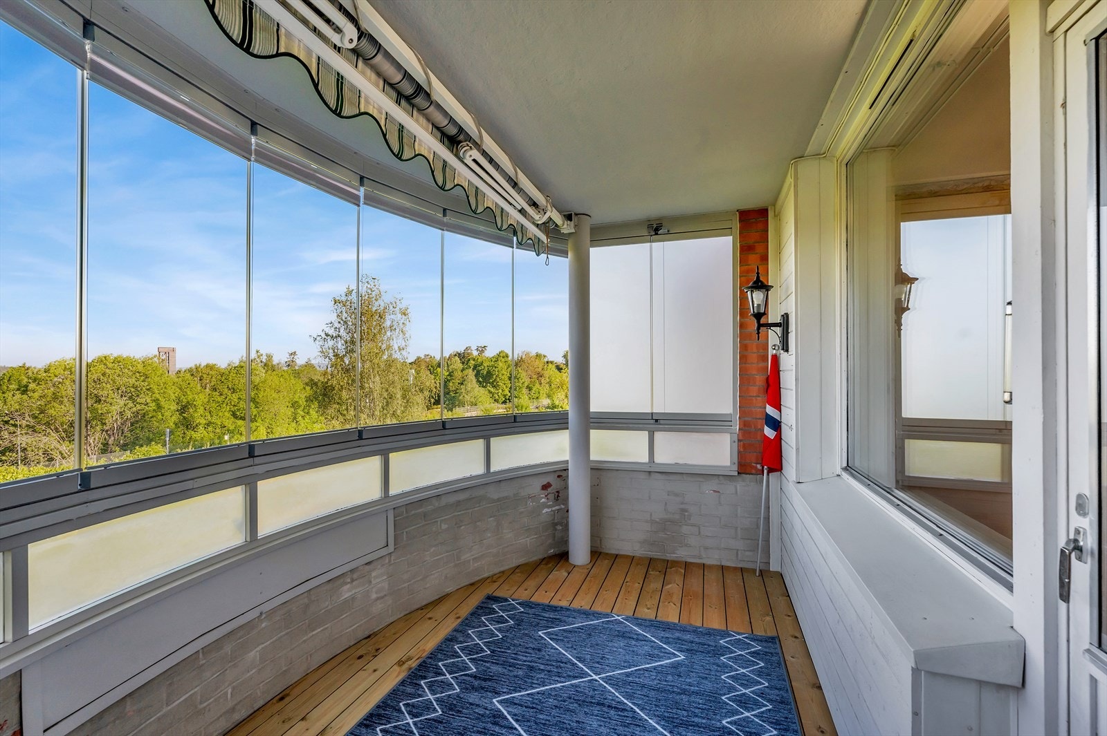 På de varmeste dagene kan glassvinduene skyves til side. Galleribilde