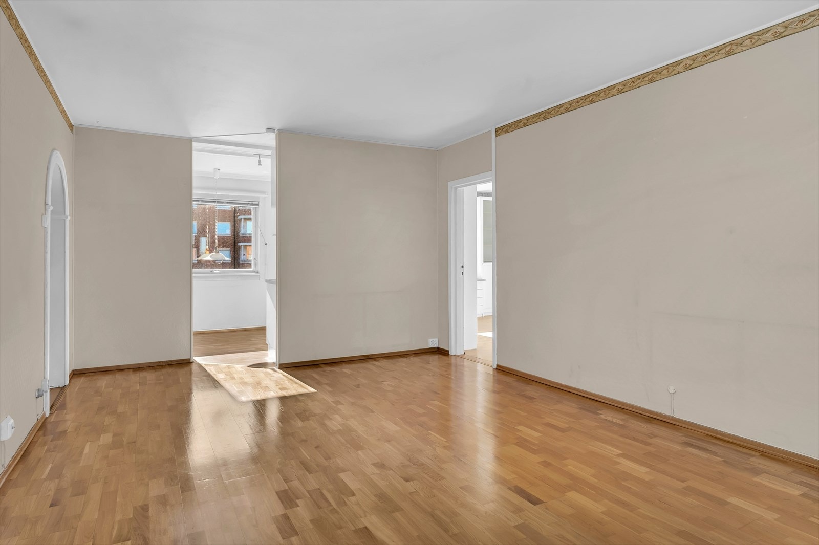 Rommet har god plass til sofaseksjon, tv-møbel og spisegruppe. Galleribilde