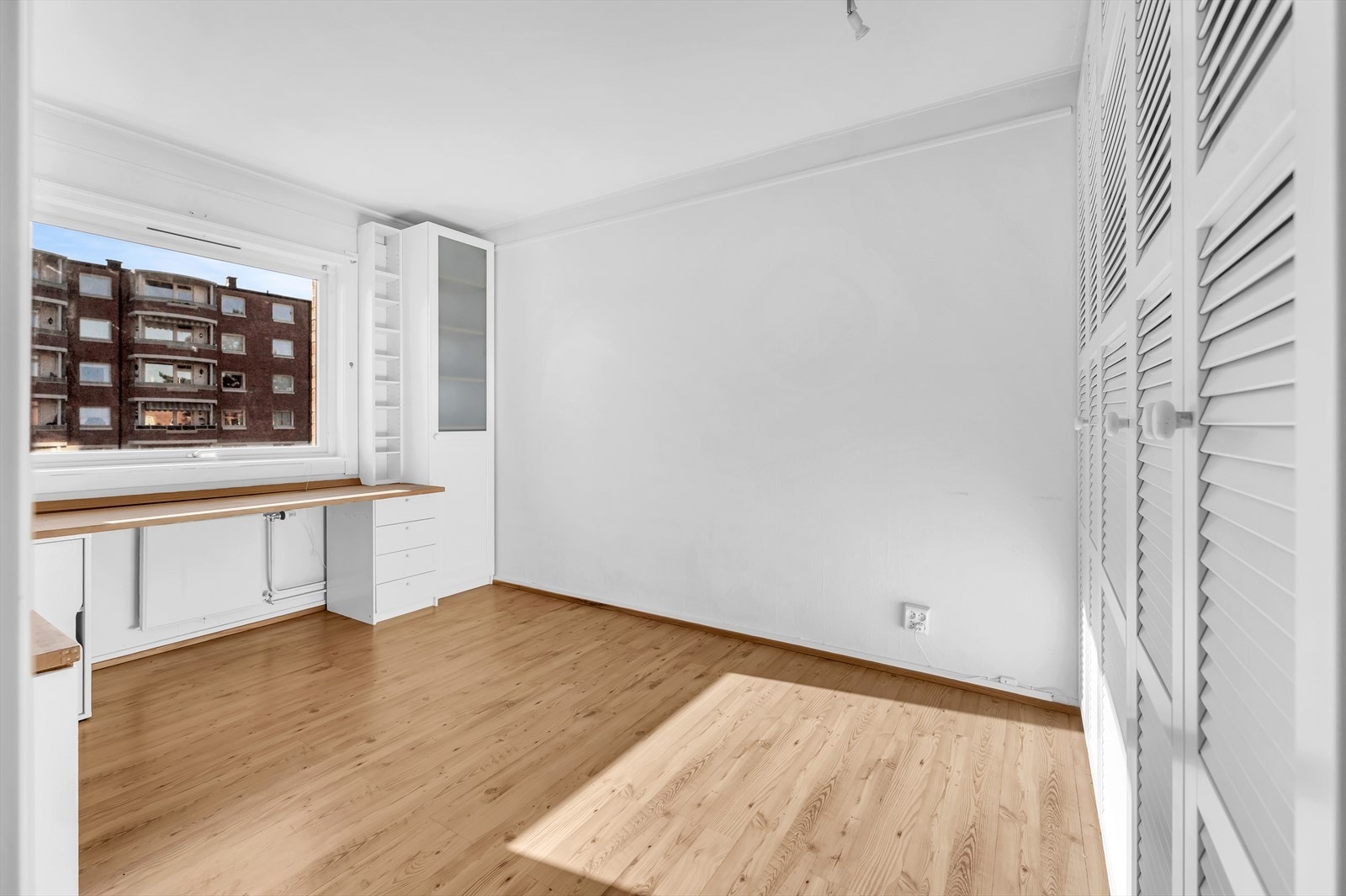 Soverom nr. 2 er blitt benyttet som kontor, men fungerer også ypperlig som barnerom eller gjesterom - her er mulighetene mange. Galleribilde