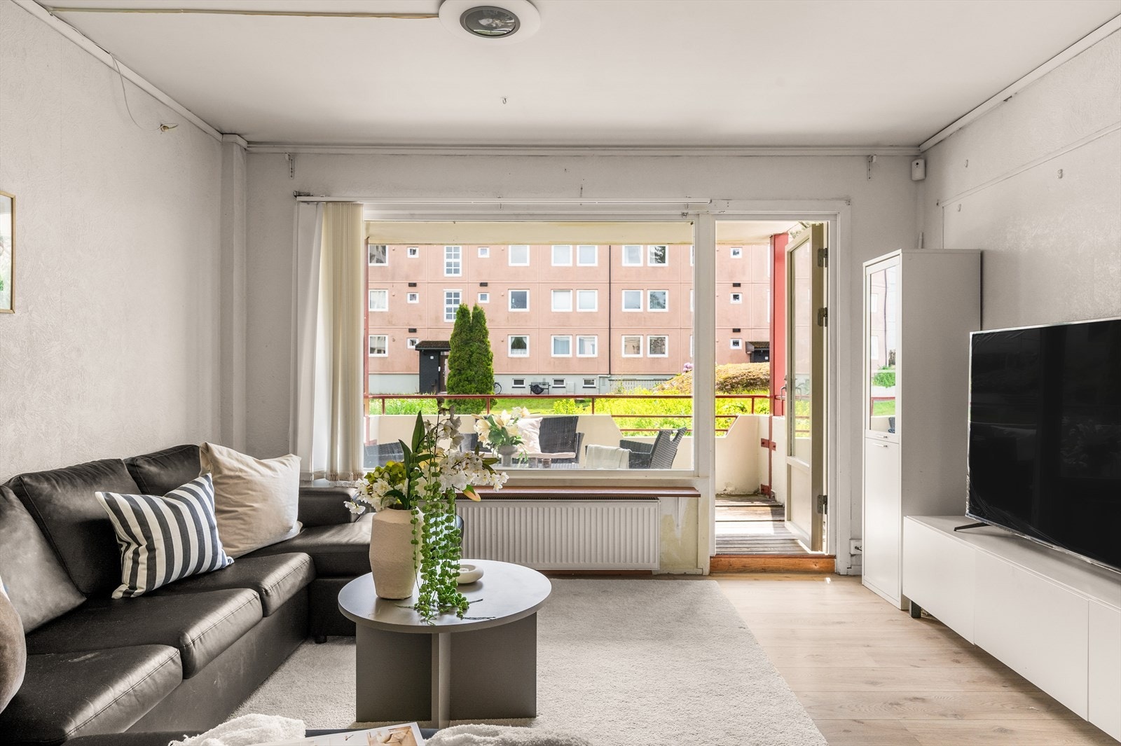 Store vindusflater sørger for rikelig med naturlig lysinnslipp og skaper en lys og luftig atmosfære. Galleribilde