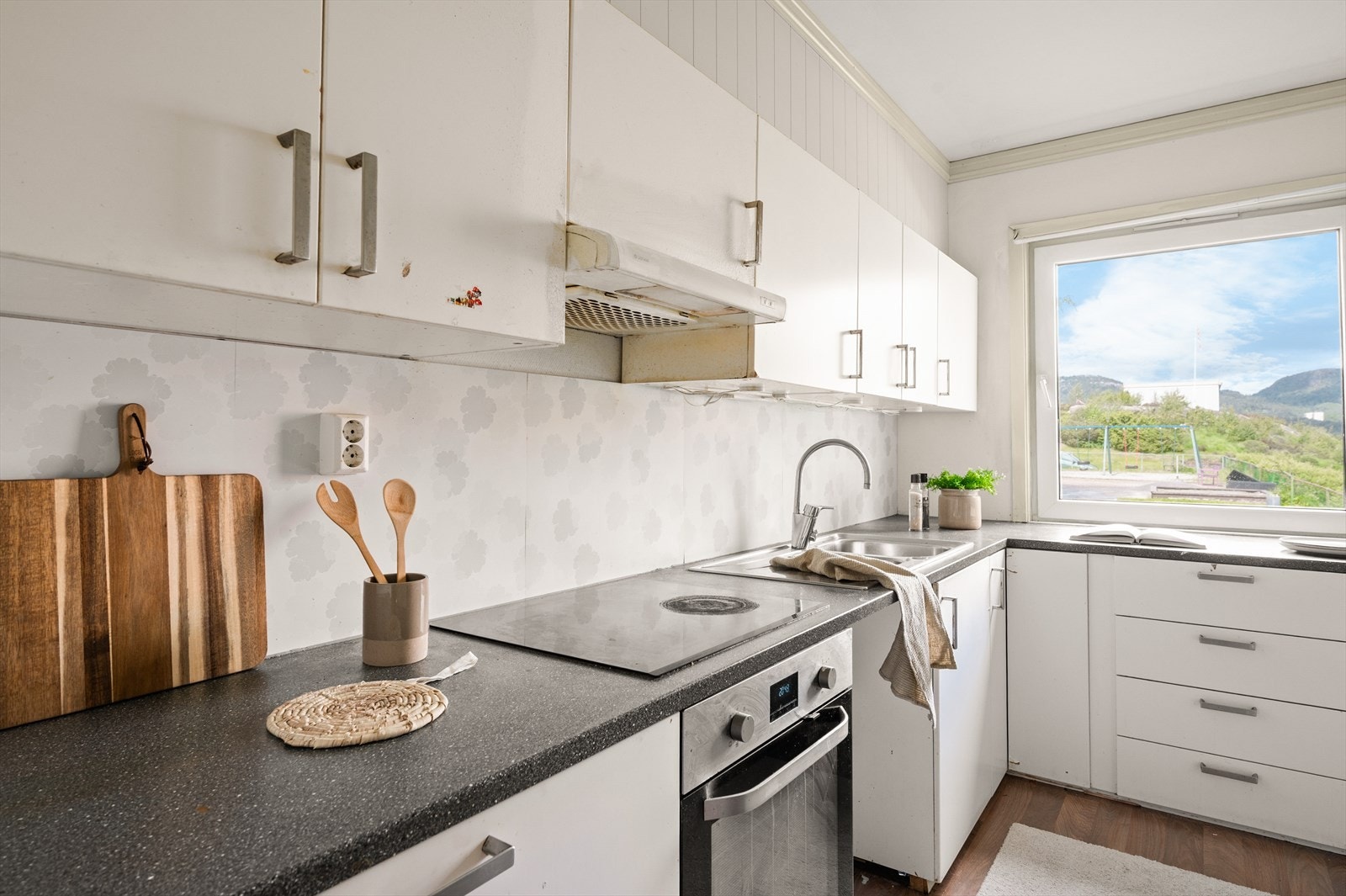 Kjøkkenet er innredet med slette fronter og har en laminat benkeplate med stål oppvaskkum og ventilator. Galleribilde