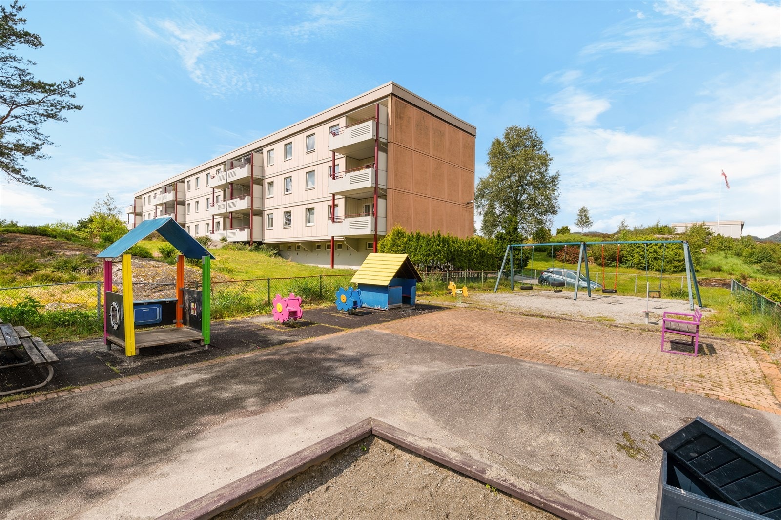 Leiligheten ligger flott til i byggets 1.etasje. Den åpne beliggenheten gir godt med naturlig lys og en luftig atmosfære - uten innsyn. Her får du en rolig og tilbaketrukket beliggenhet. Galleribilde