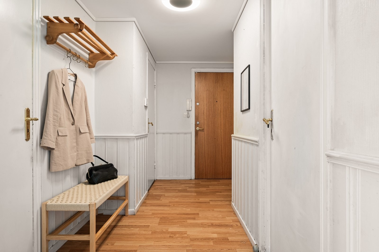 Entréen er romslig med sine 6,5 kvm og har god plass til garderobeløsning, skohyller og knagger for praktisk oppbevaring av yttertøy. I tillegg medfølger to eksterne boder på henholdsvis 3,3 og 2,2 kvm, som gir ekstra lagringsplass. Galleribilde