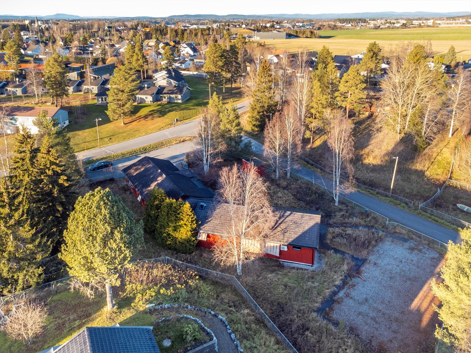 På tomtene står det i dag bygg som tidligere har vært brukt til barnehage. Galleribilde