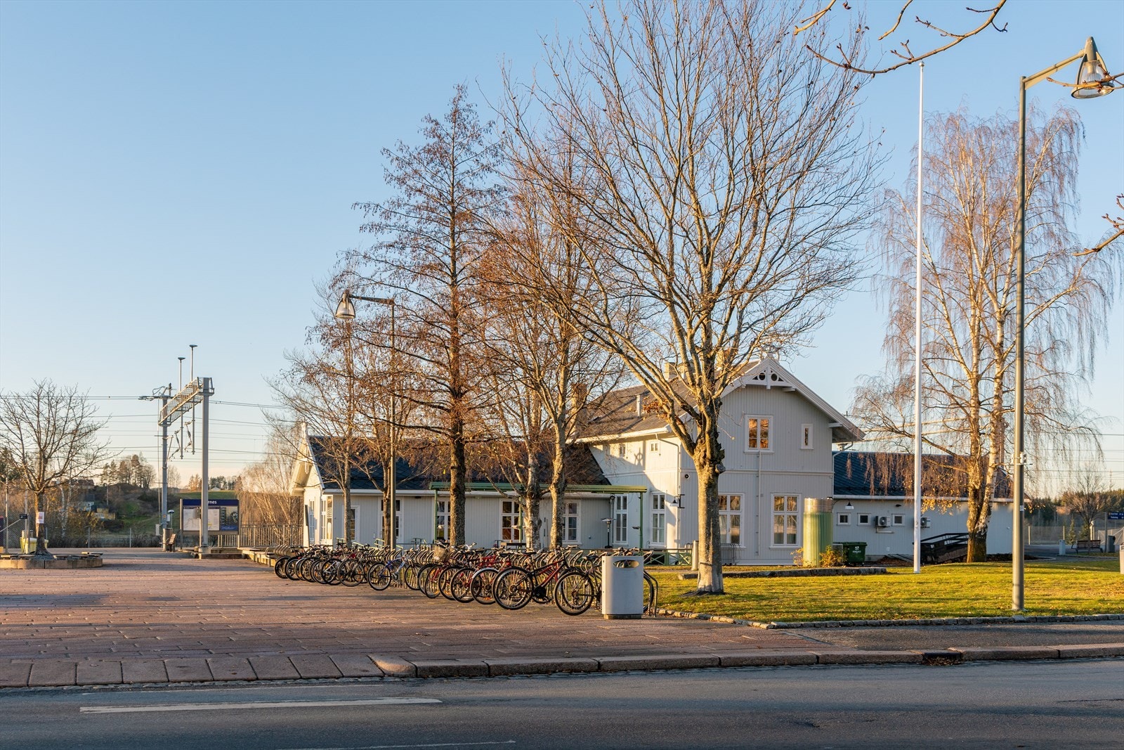 Årnes togstasjon ligger ca. 1,5 km fra eiendommen. Galleribilde