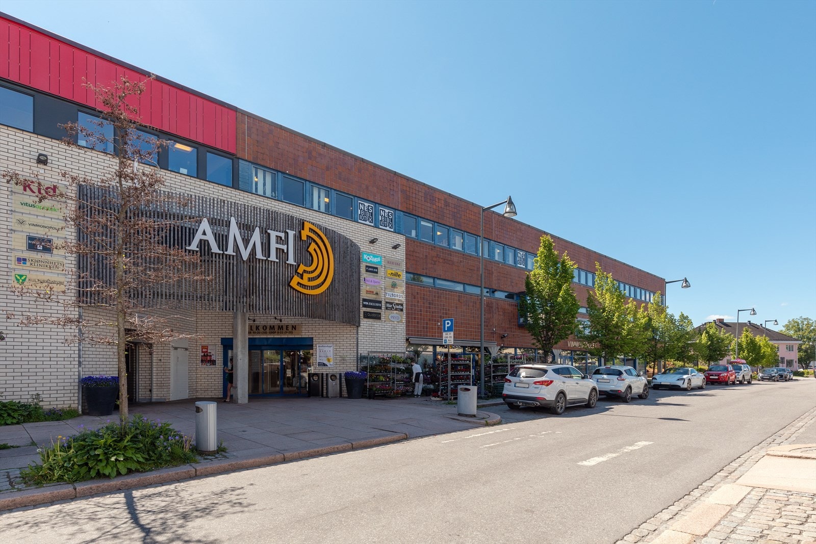 Amfi senteret på Årnes har et godt utvalg av butikker for det meste man trenger i daglighandelen. Galleribilde