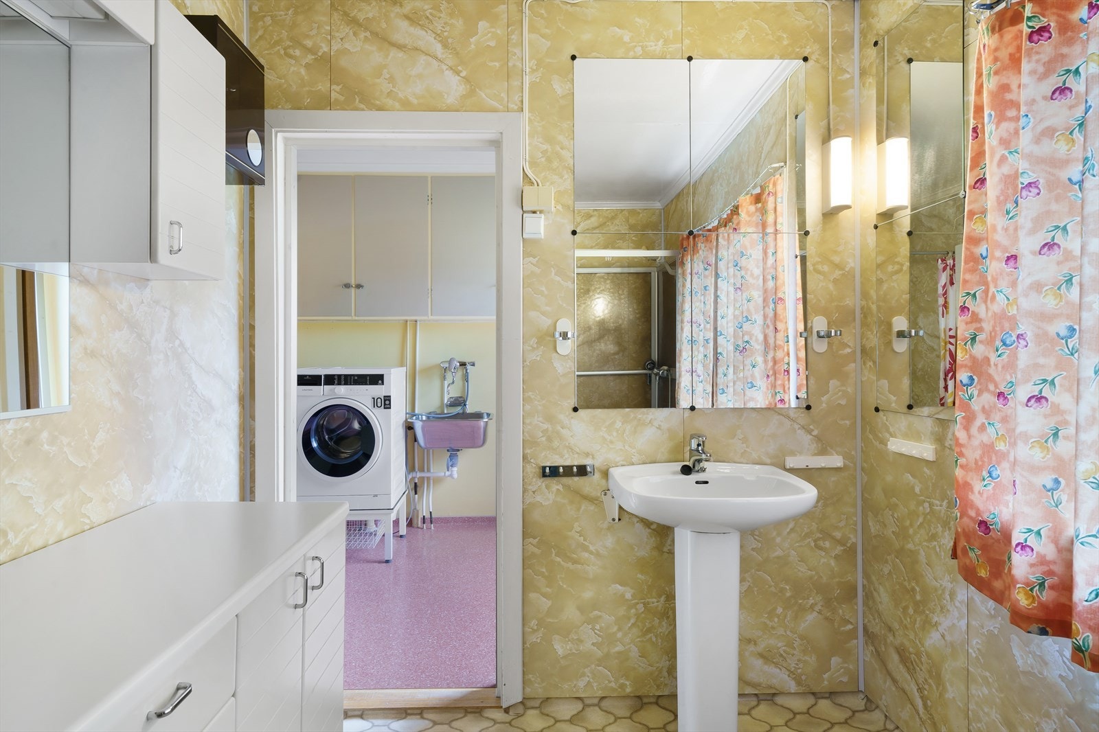 Det er montert et dusjkabinett, et toalett, en vask og noe innredning. Galleribilde