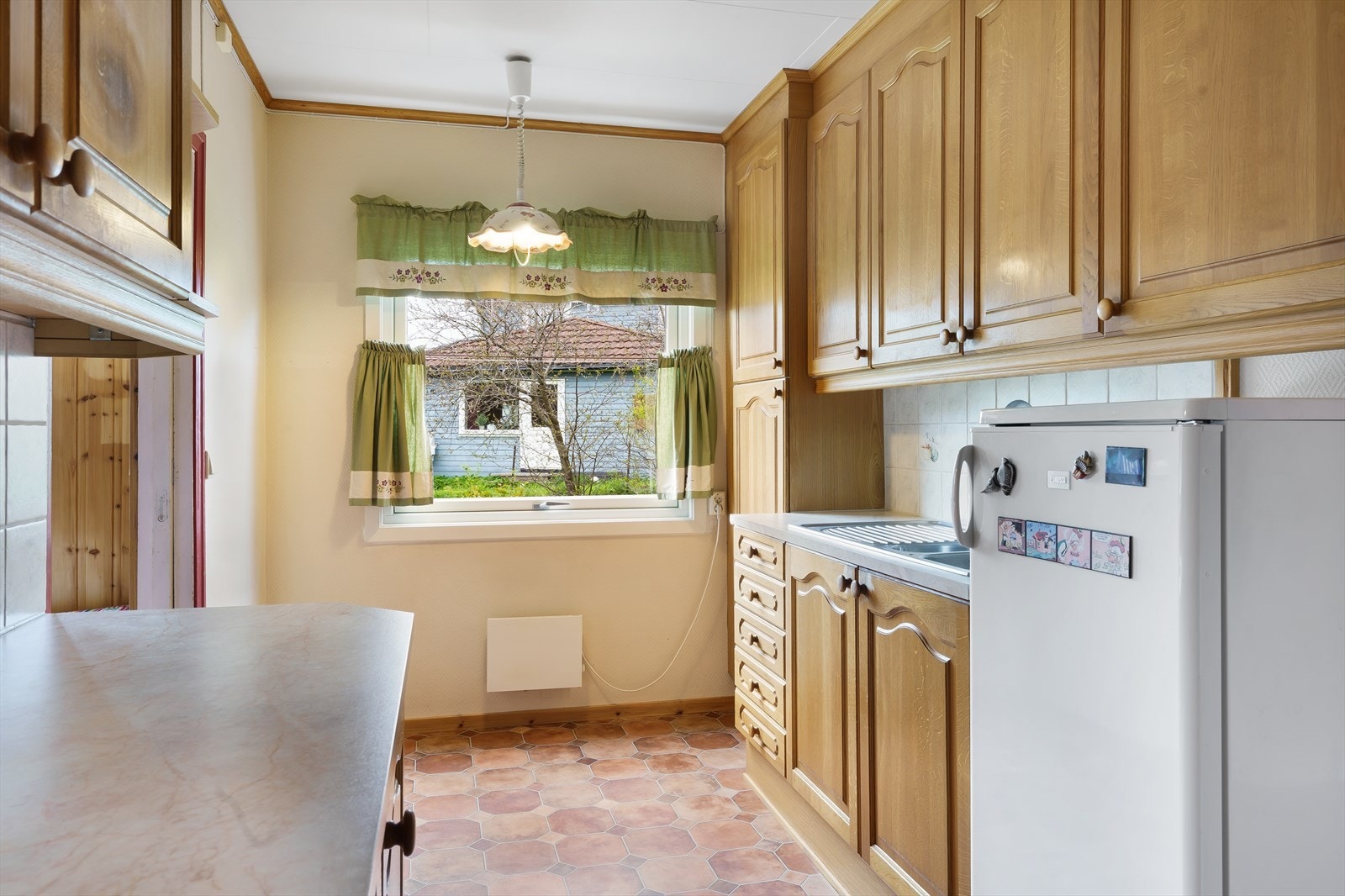 Kjøkkenet har innredning med profilerte fronter og benkeplate er av laminat. Galleribilde