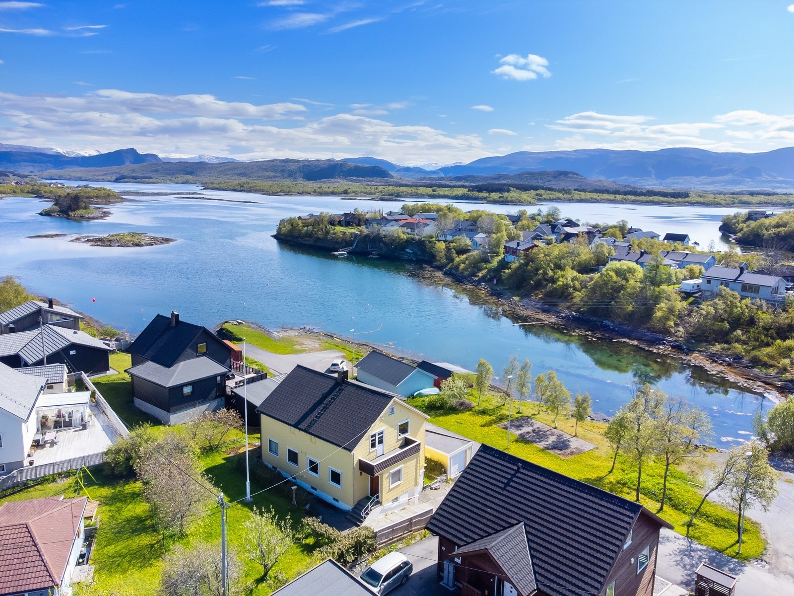 Vidstrakt utsikt over omkringliggende områder om over sjø mot øst. Galleribilde