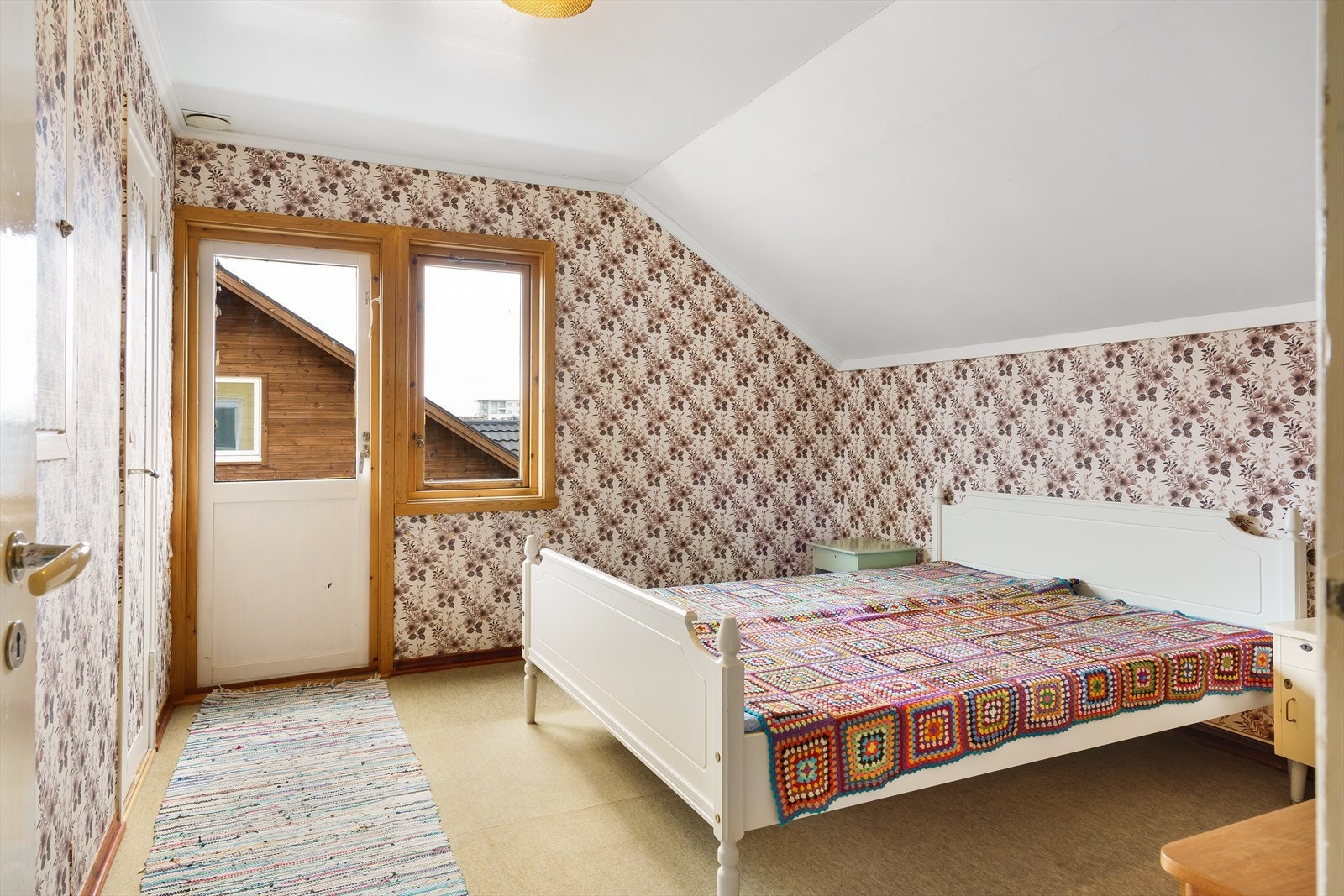 Soverom 6 med utgang til luftealtan mot sør. Galleribilde