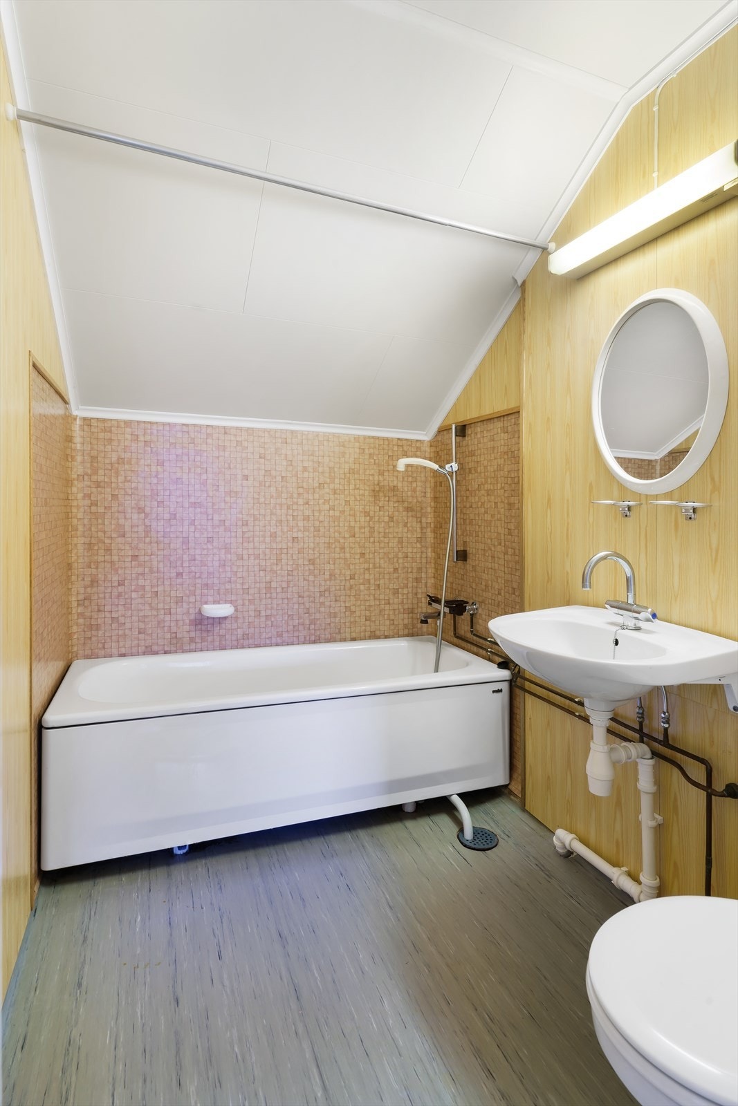 Badet mot sør er det montert et badekar, en vask og et toalett. Galleribilde