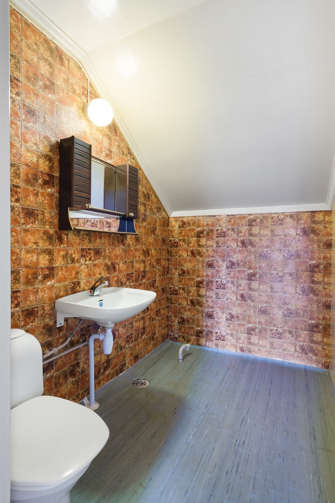 Bad mot nord, har har det tidligere vært badekar men ble fjernet. Rommet har blitt brukt som toalettrom. Galleribilde