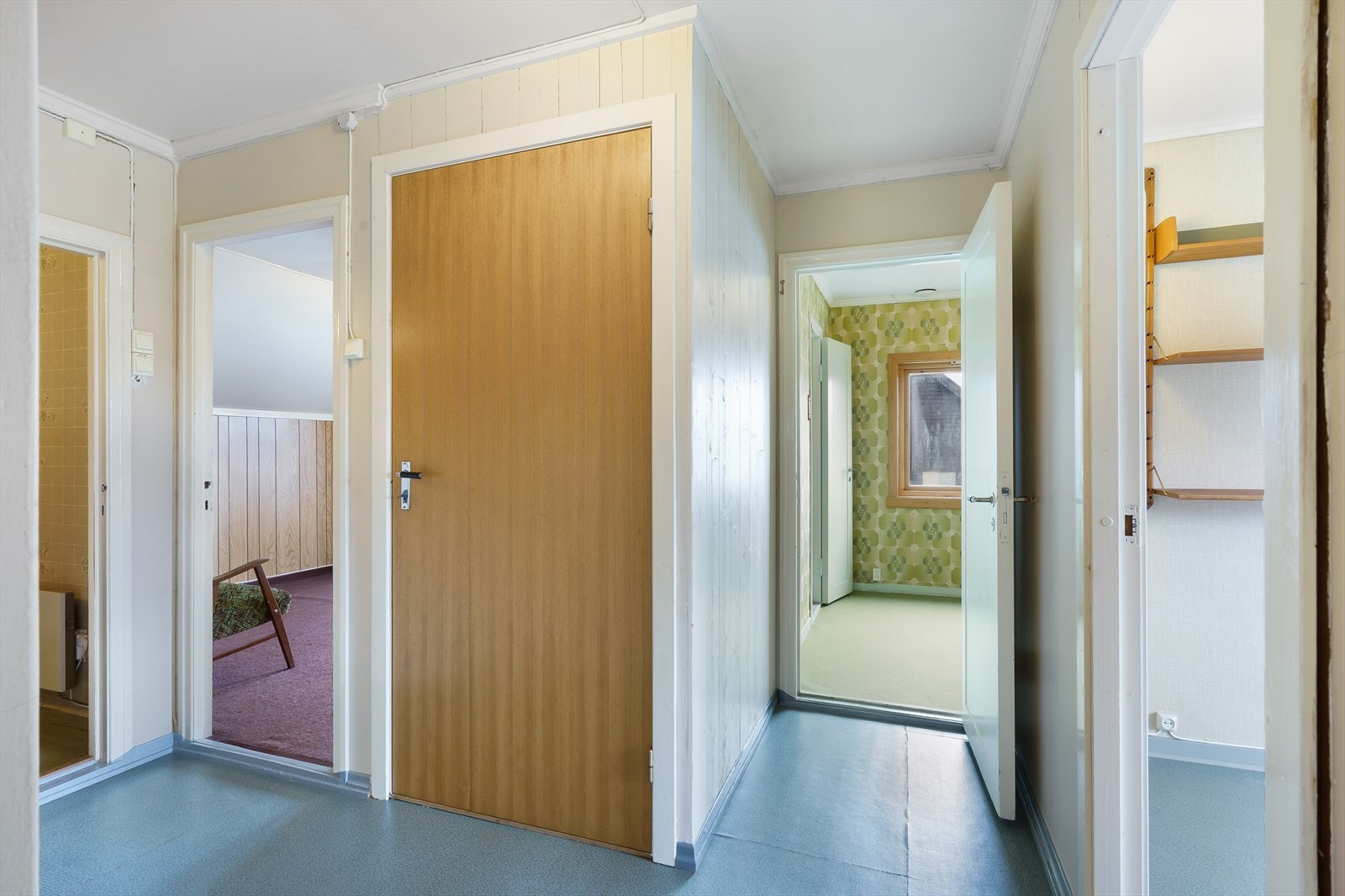 Andre etasje inneholder gang, to bad, seks soverom og to kott. Galleribilde