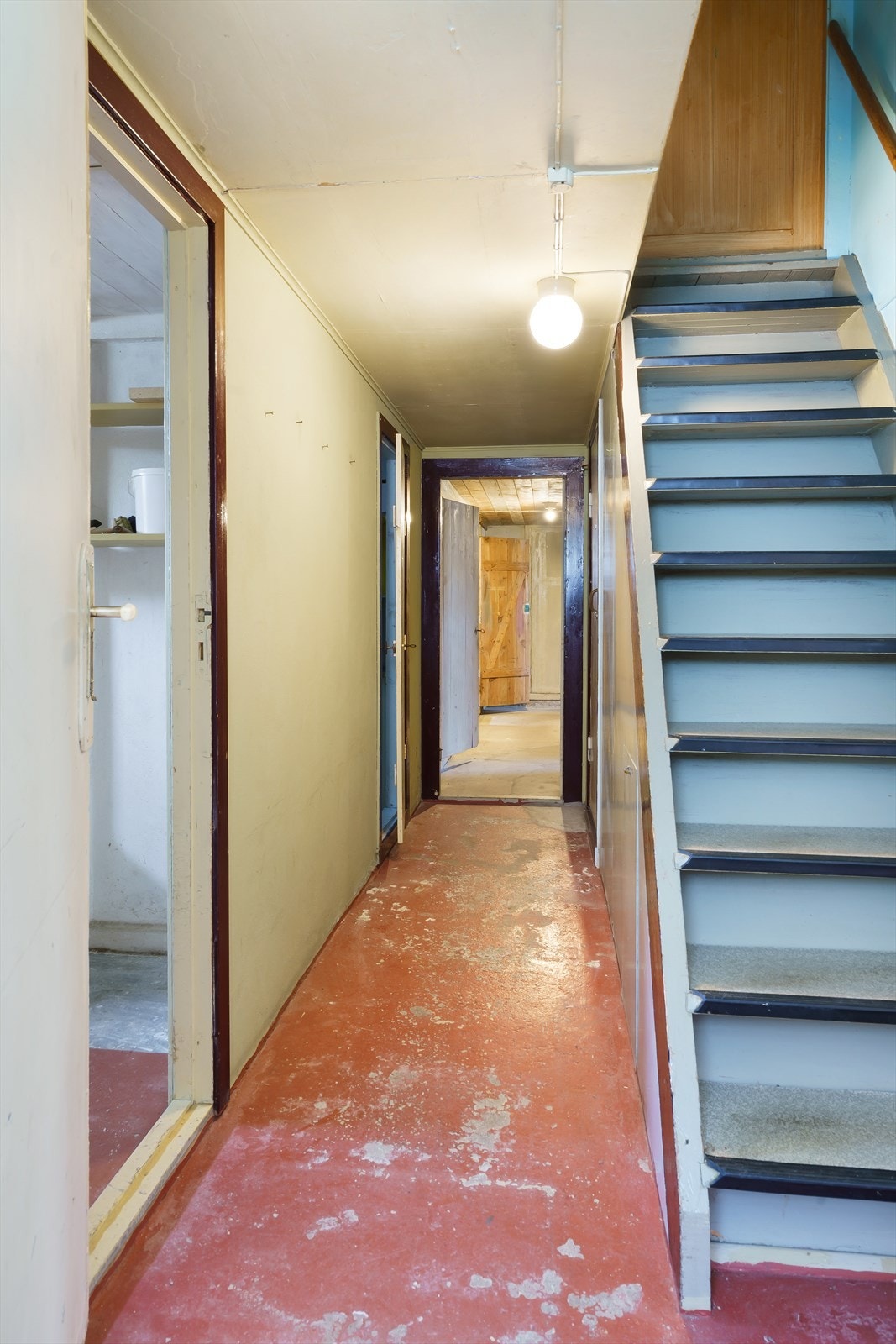 Kjelleretasje inneholder Vindfang, bi-inngang, 2 gang, toalettrom, kjellerstue og 6 boder. Galleribilde