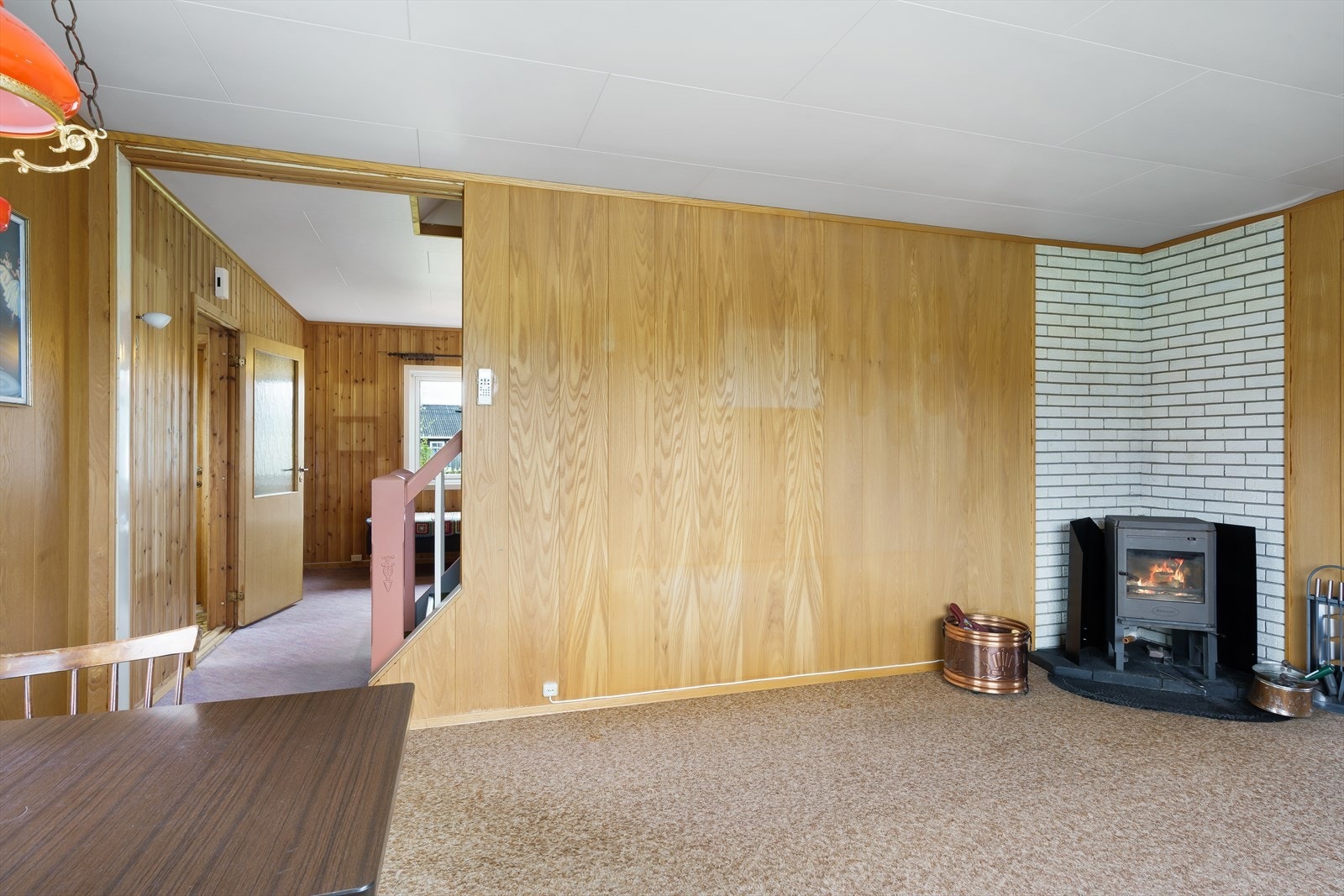 Bolig blir oppvarmet ved elektrisitet, vedfyring og luft til luft varmepumpe. Galleribilde