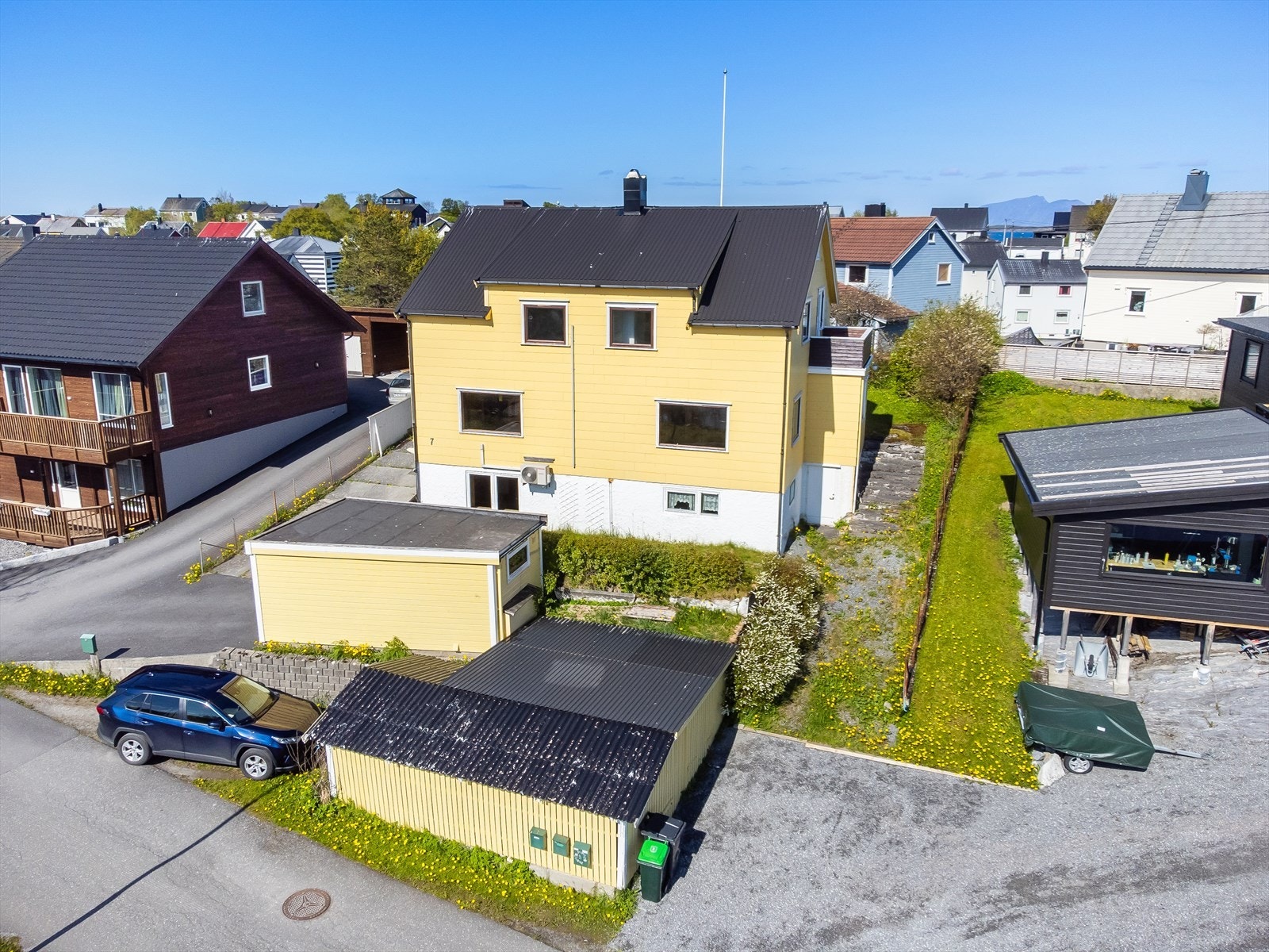 Eiendommen ligger i et etablert boområdet i byen. Gangavstand til alle bynære fasiliteter, direkte adkomst til rekreasjonsområder som fjære og sjø. Galleribilde