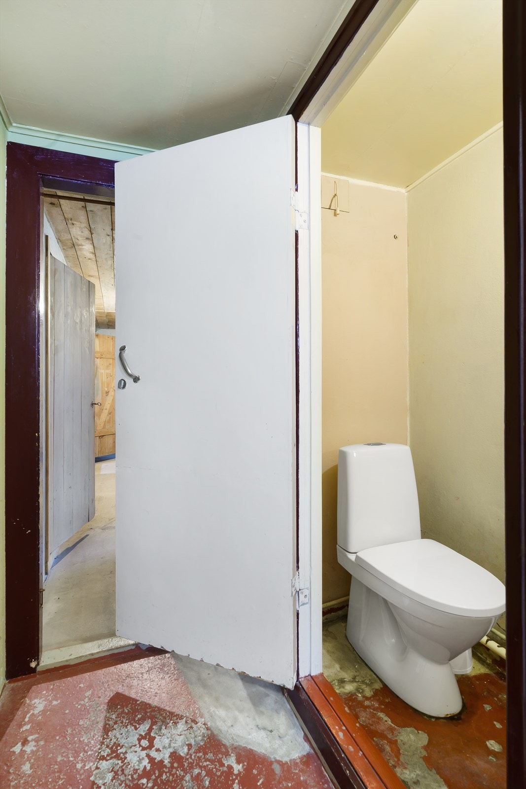 I kjeller er det under trapp i sør etablert et toalettrom. Galleribilde