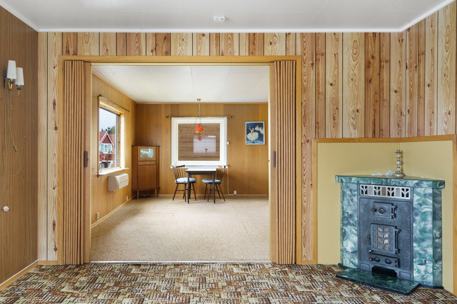 Boligen har mursteinspipe fra byggeår. Sotluke i kjeller. Pipen er tilkoblet tre ildsteder av variert opprinnelse. Galleribilde