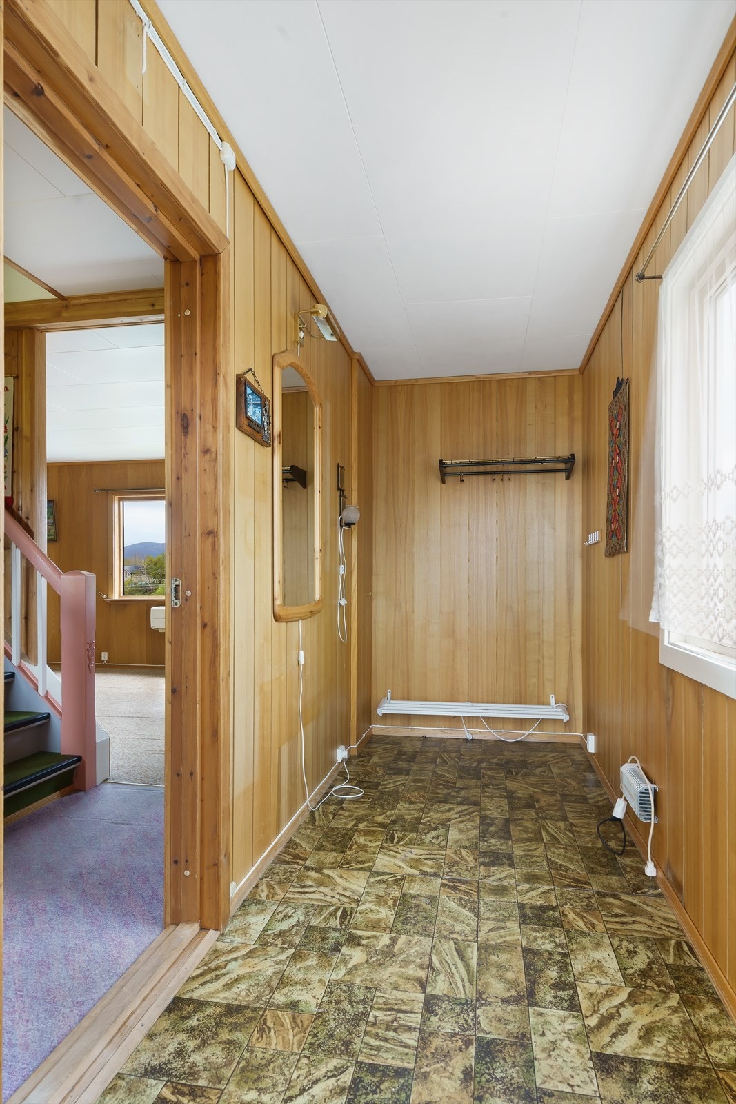 Første etasje inneholder vindfang, bi-inngang, hall m/trapp, kjøkken, to stuer, gang, bad og vaskerom. Galleribilde