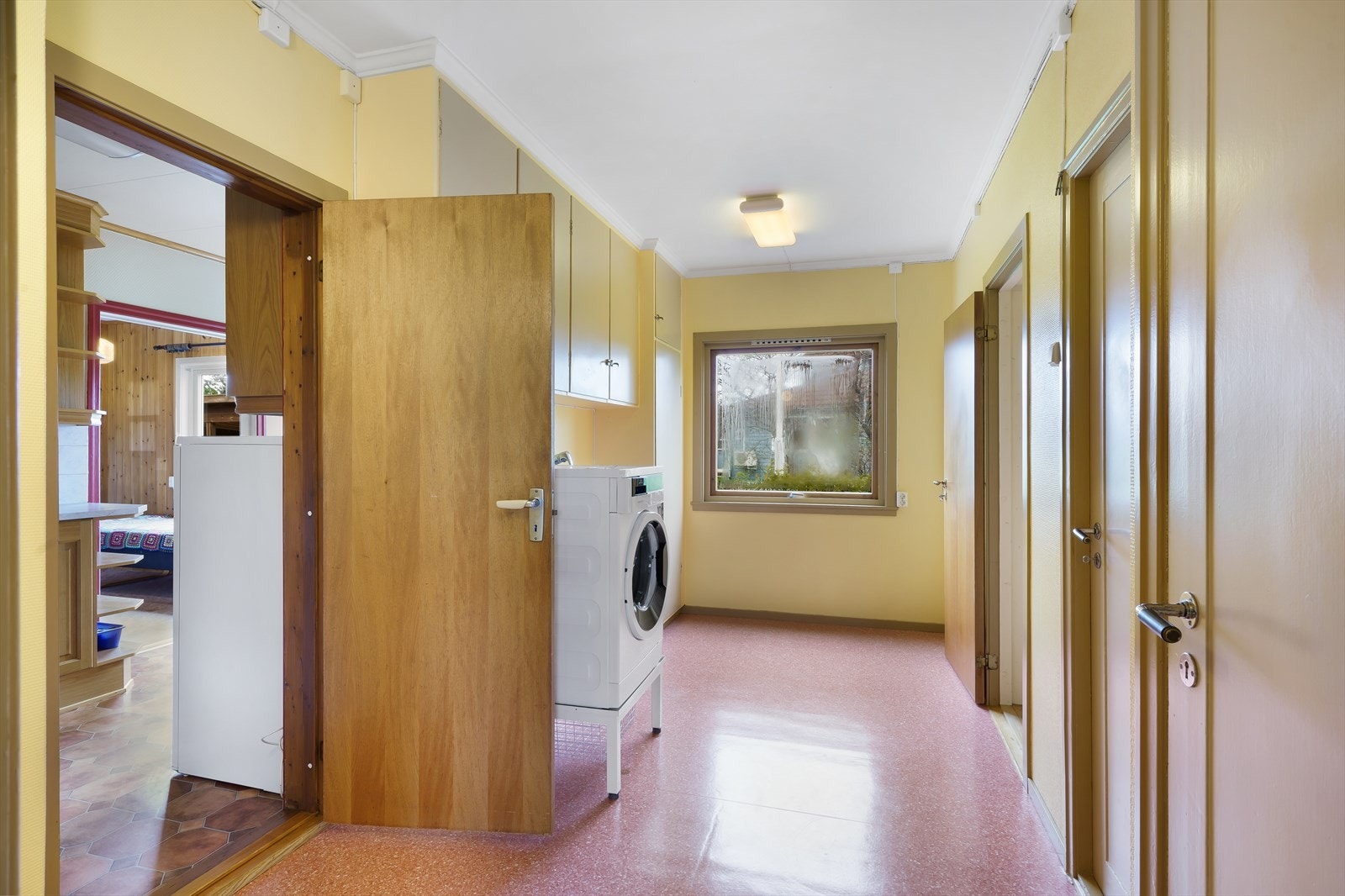 Rommet var opprinnelig et kjøkken, ukjent når dette ble ombygget til vaskerom. Galleribilde