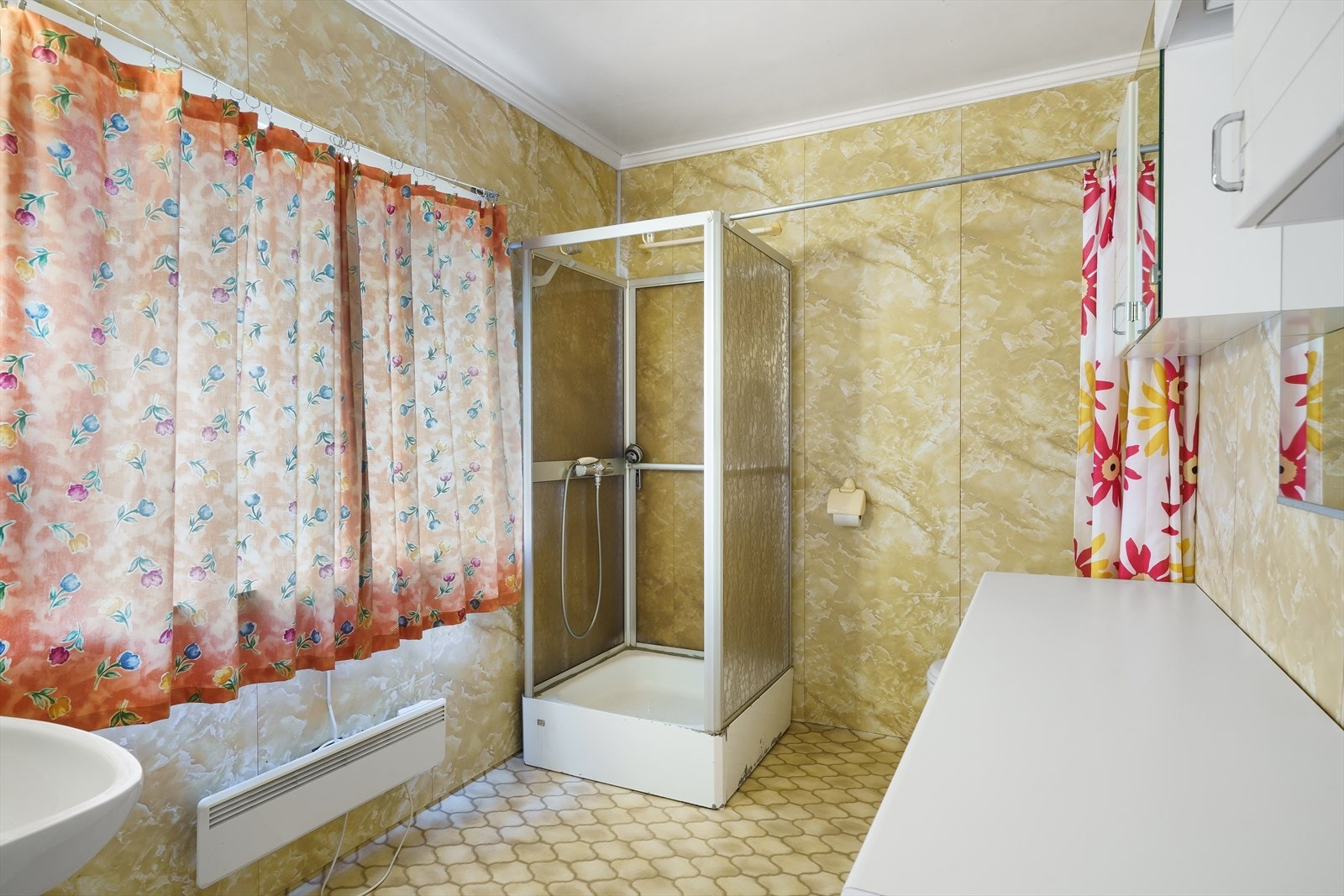 Badet har belegg på gulvet, ingen sluk i gulvet. Det er respatexplater på veggene og malerpapp i himling. Galleribilde