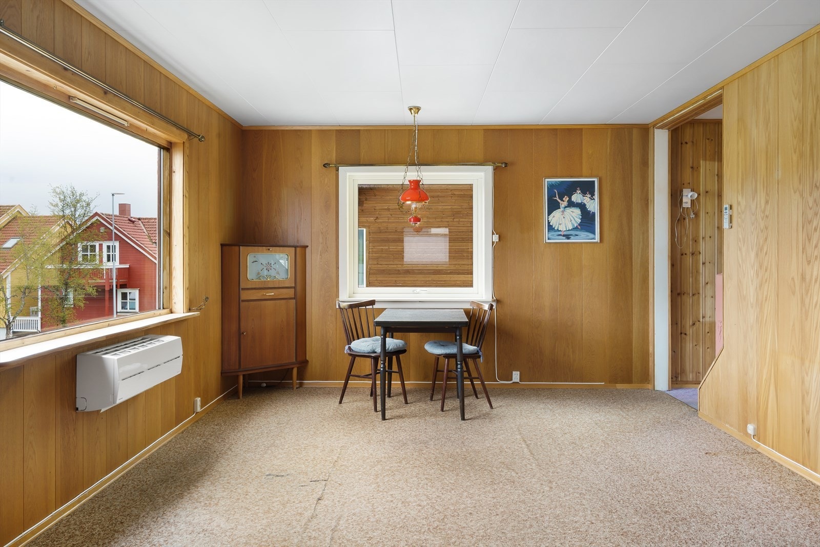 Stor stue området med en trekkspill dør mellom de to stuene. Galleribilde