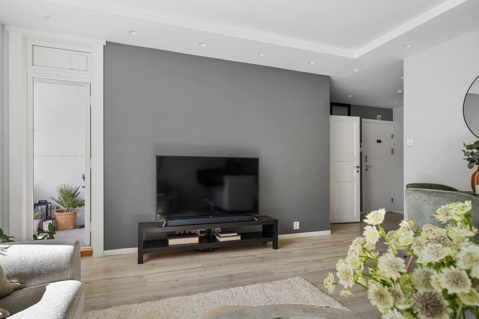 Stuen har naturlige soner for sofakrok, spisebord og TV-benk. Stuen har også gulvvarme. Galleribilde