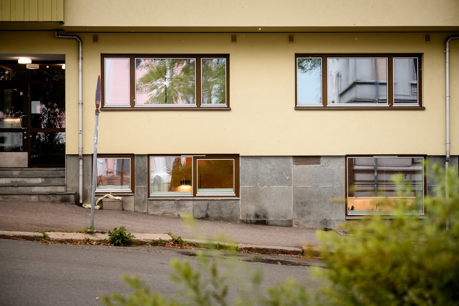 Leiligheten ligger i en høy underetasje med en svært god plassering på enden av bygget. Galleribilde