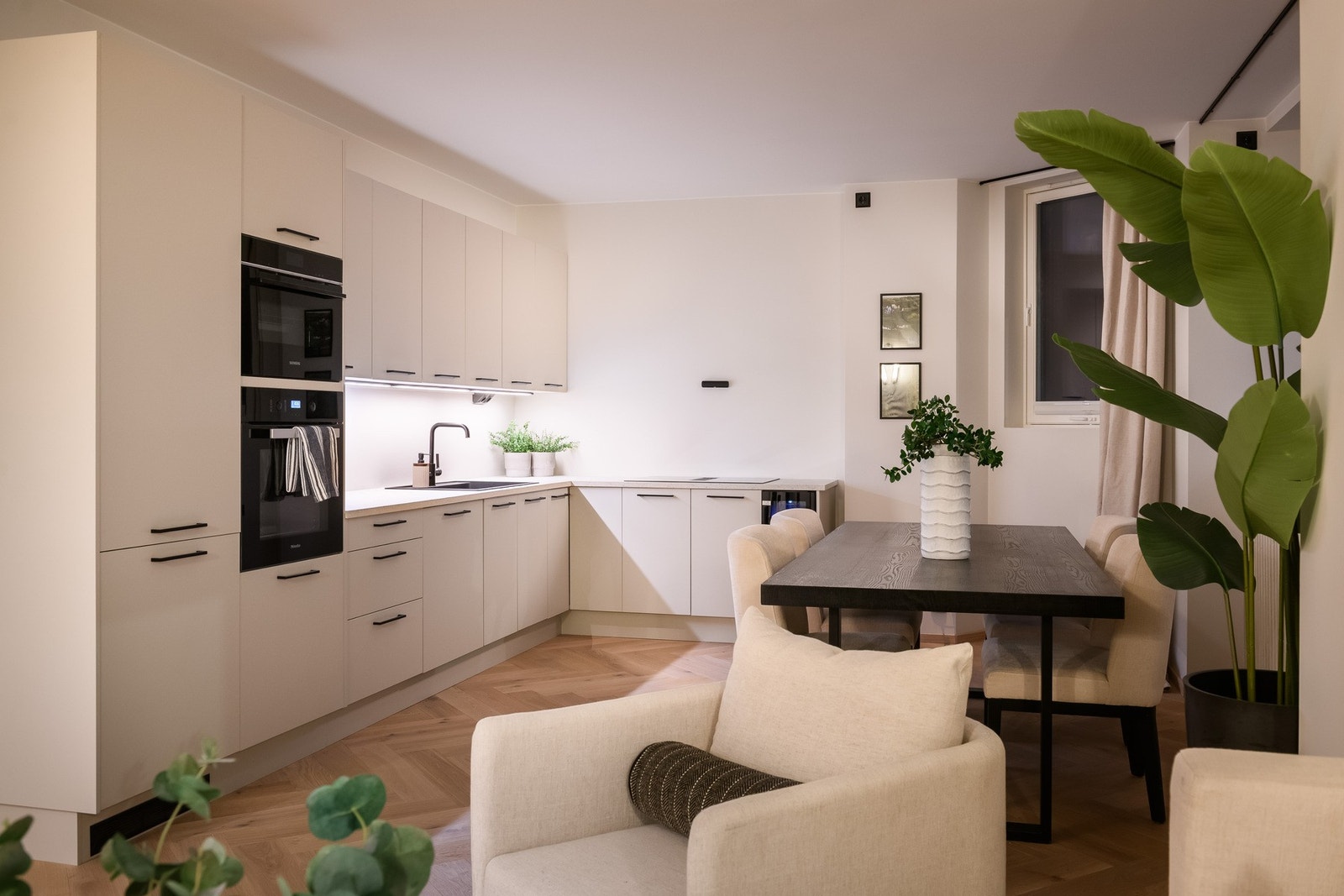 Kjøkkenet er holdt i et stilrent design og utstyrt med alt av integrerte hvitevarer, inkludert vinskap. Galleribilde