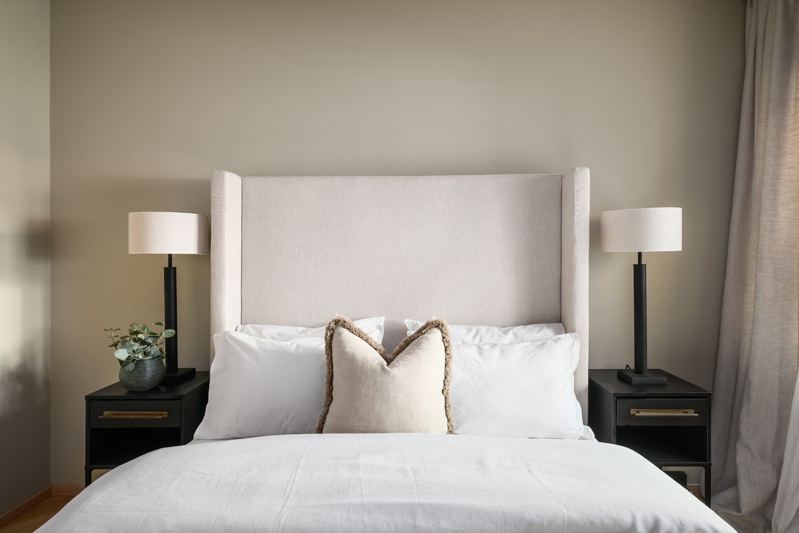 Soverommet har god plass til både dobbeltseng og nattbord. Galleribilde