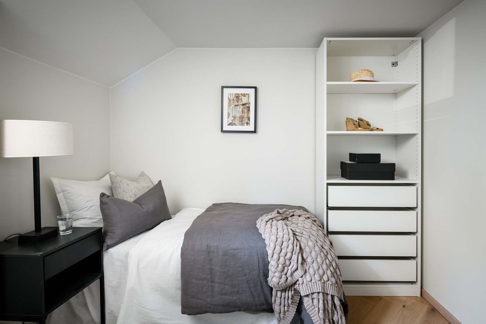 Fra stuen er det adkomst til et innredet arbeidsrom med garderobeskap, en ekstra fleksibilitet i hverdagen. Galleribilde