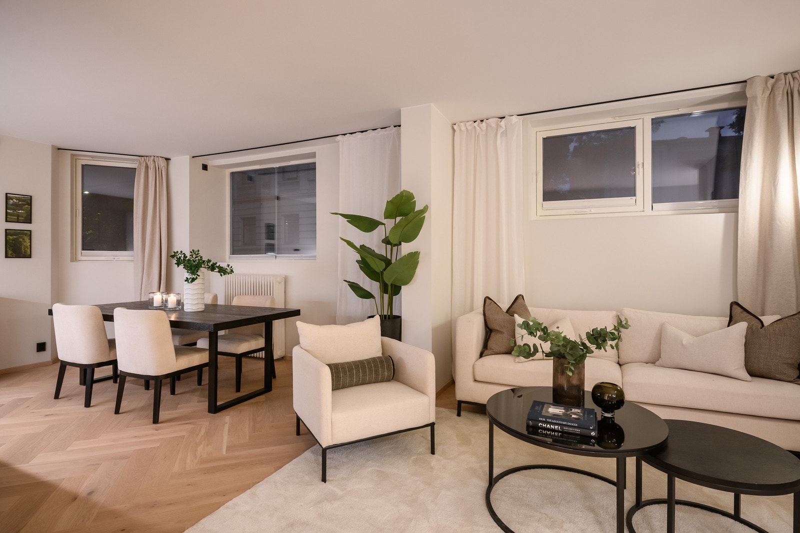 Leiligheten er gjennomført i stilen med fiskebensparkett, listefritt tak og glatte, lyse vegger i alle tørre rom. Galleribilde