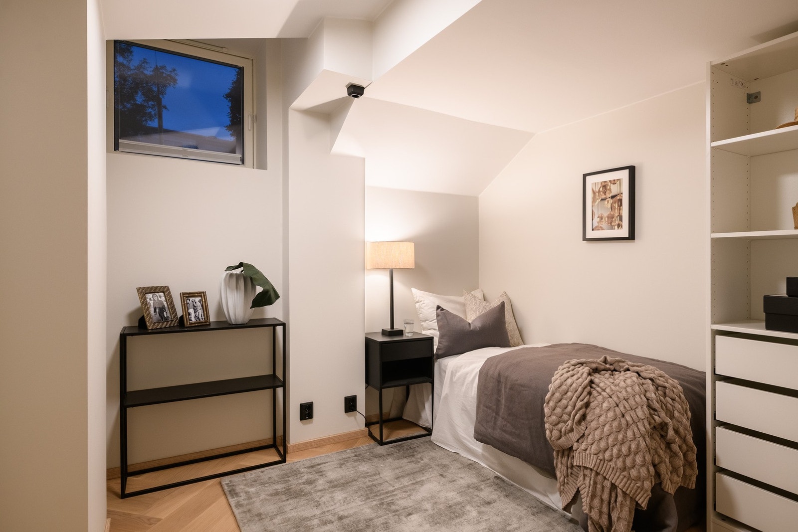 Arbeidsrommet har vindu høyt på veggen, samt god plass til seng eller kontorløsning. Galleribilde