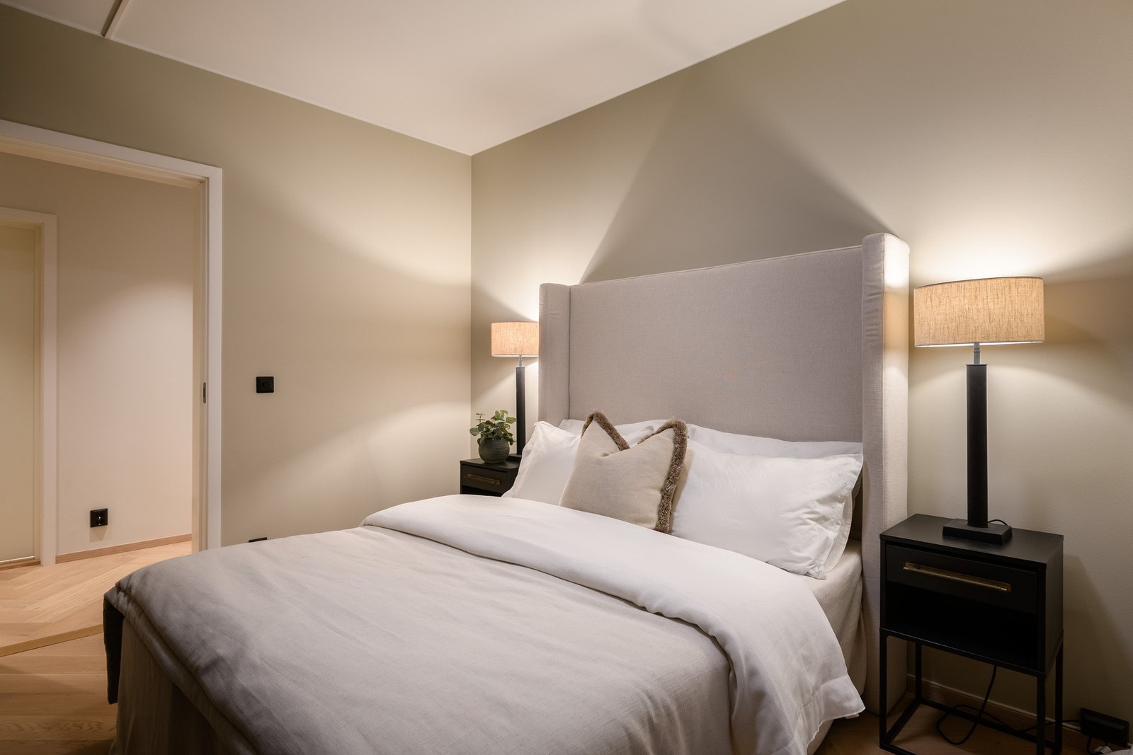 Soverommet er innredet med garderobeskap og har inngang til en bod med lagringsplass. Galleribilde