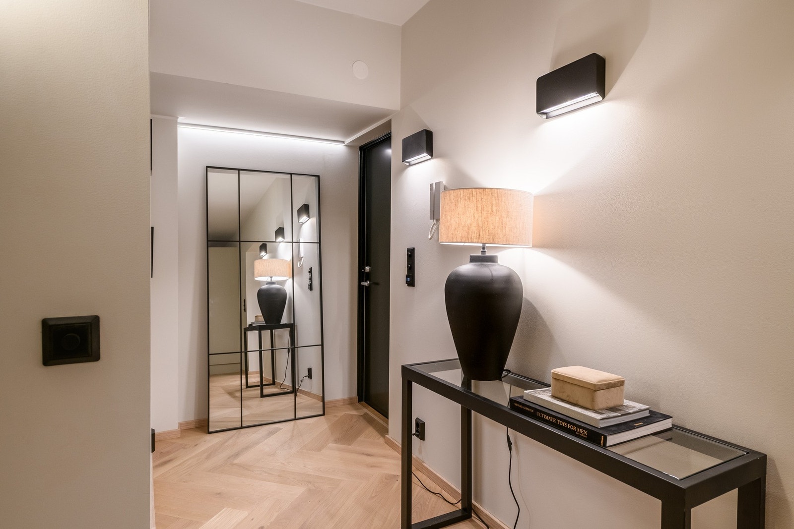 Det er god plass til garderobeløsning eller andre entrémøbler. Galleribilde