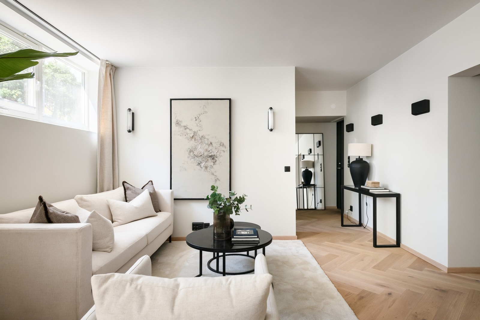 Leiligheten ble smakfullt oppusset i 2025 med enstavs fiskebensparkett på gulvet, kombinert med listefritt tak. Galleribilde