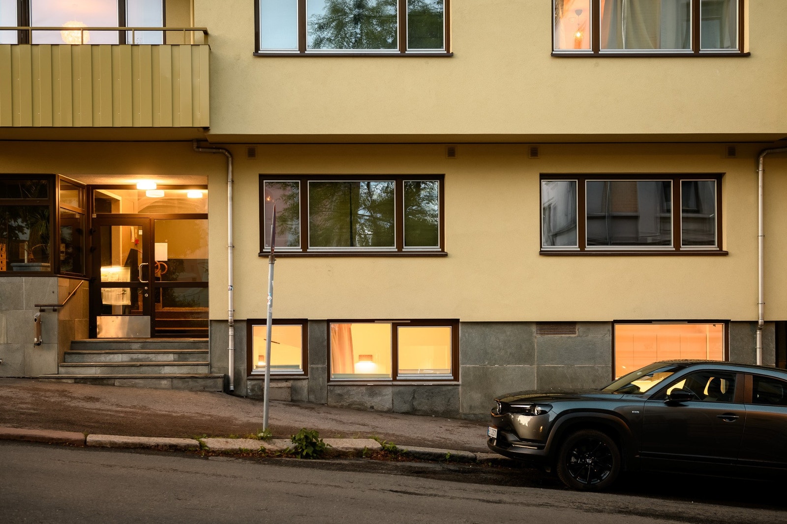 Leiligheten har egen inngang på siden av bygget, samt inngang via felles trapperom med heis. Galleribilde