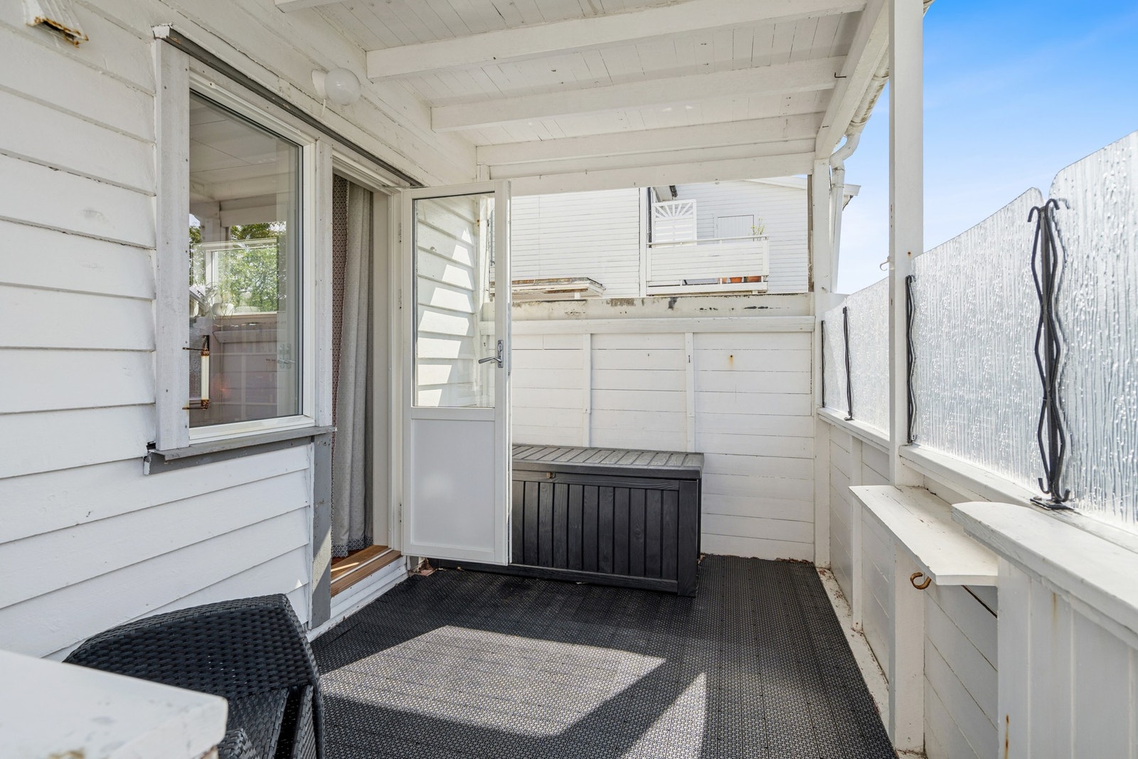 Romslig balkong med nedgang til plen. Galleribilde