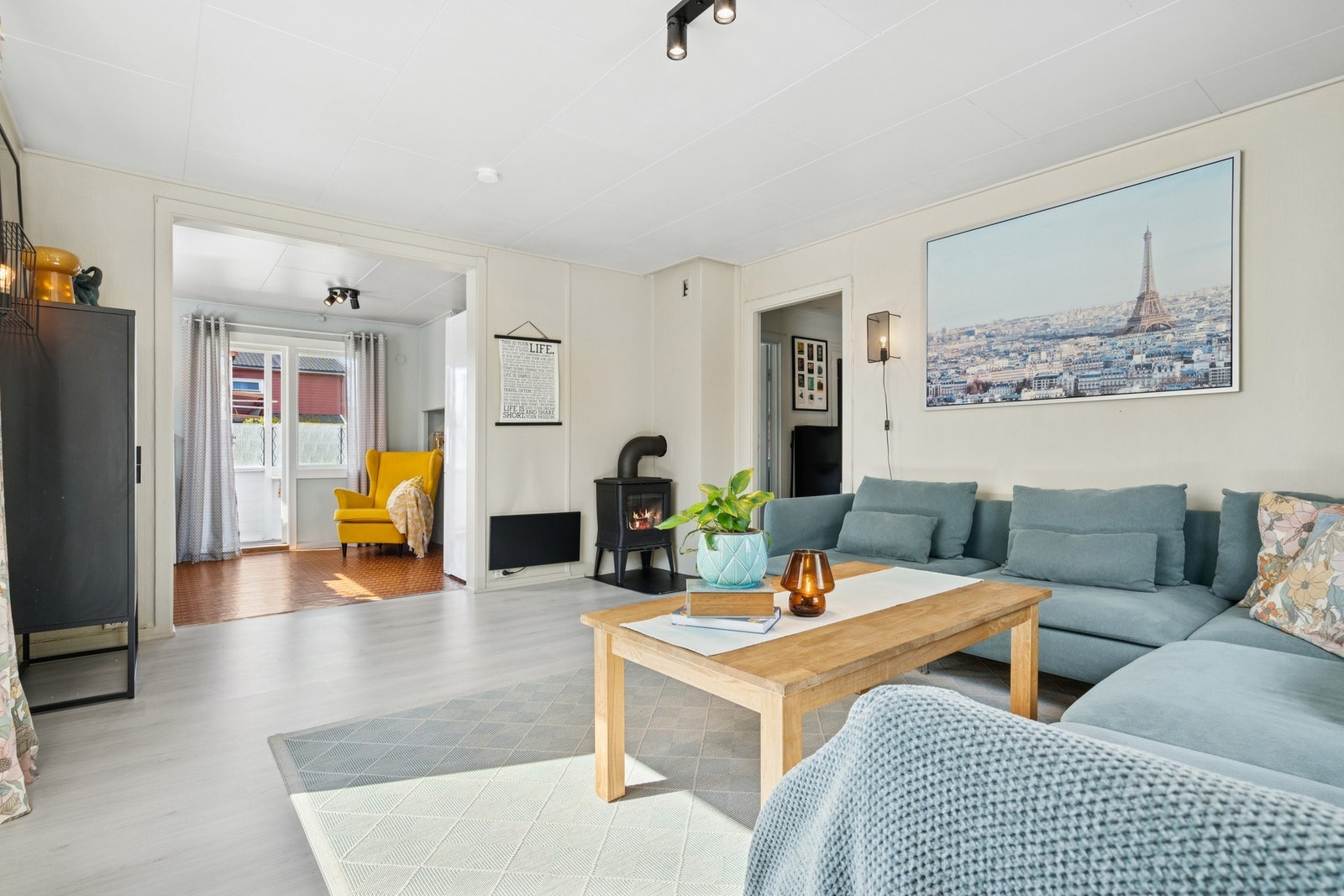 Stue med peisovn for hygge og god varme på kalde dager. Adkomst til spisestue og kjøkken Galleribilde