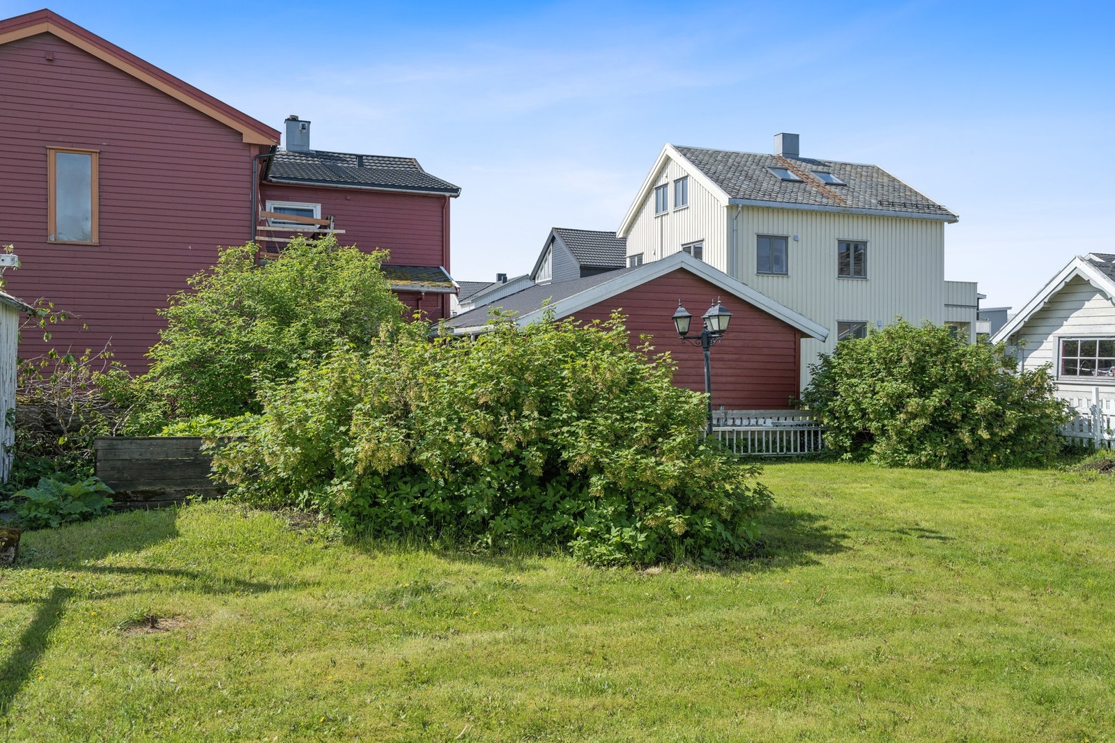 Hagen er romslig og avskjermet mot veien. Beplantet med bærbusker mm. Galleribilde