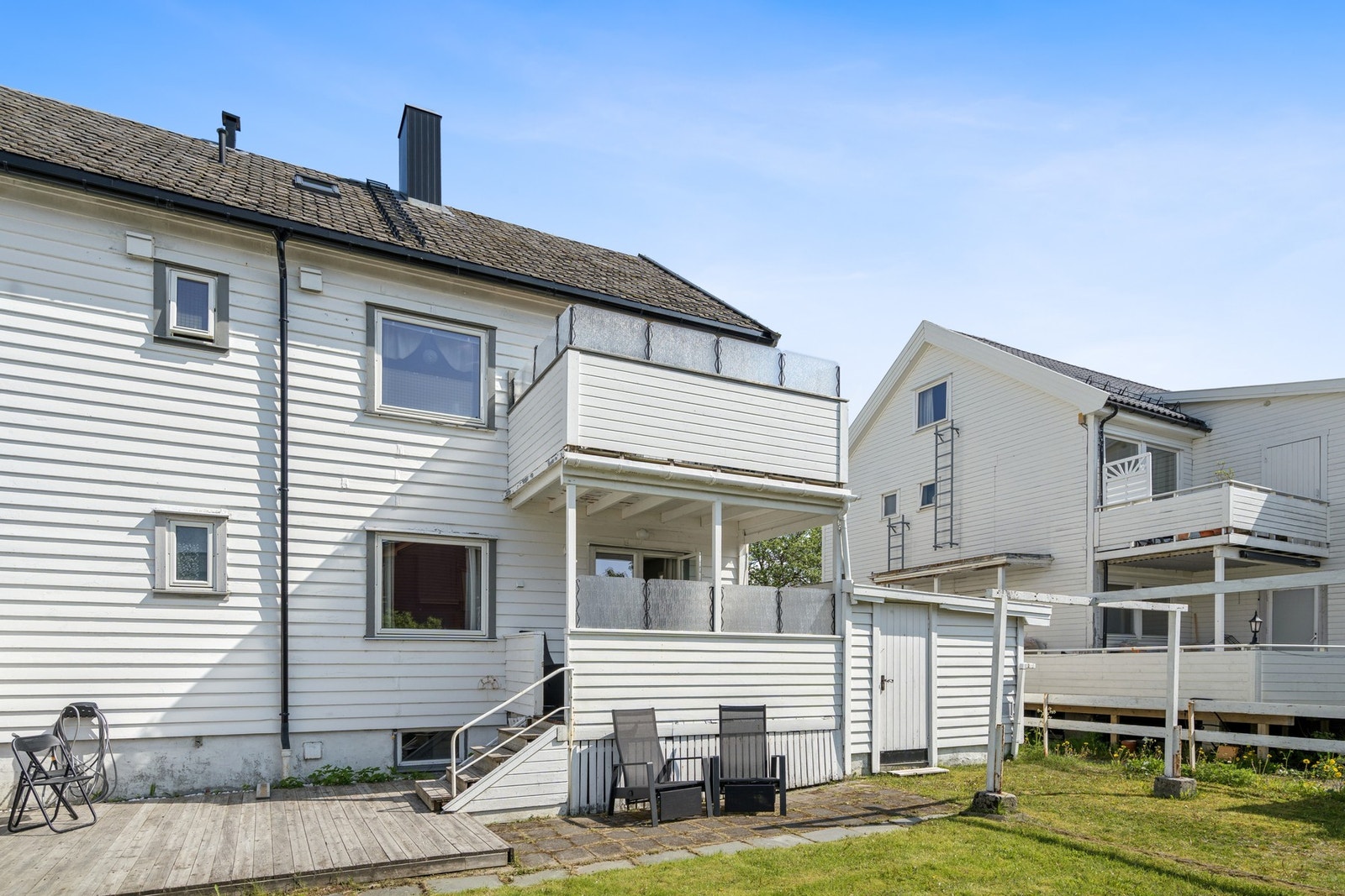 Romslig og avskjermet hage med bruksrett til halvparten av tomt - den delen som er utenfor altan. Galleribilde