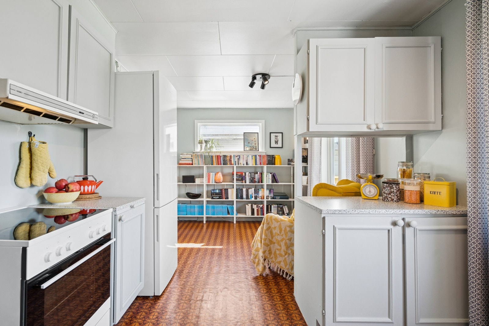 Kjøkken med malte fronter og foliert benkeplate. Galleribilde